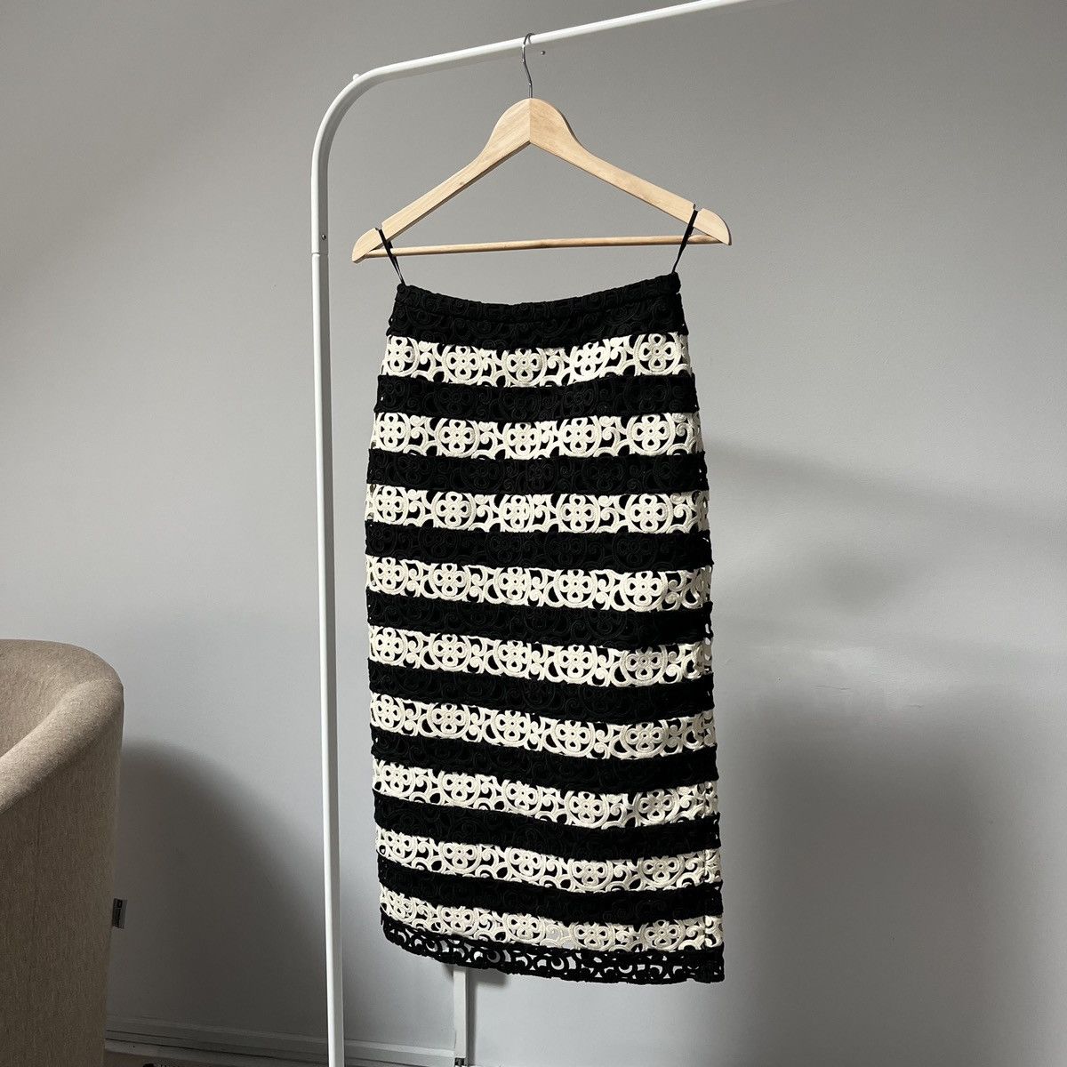 Burberry Prorsum Burberry Prorsum Midi Lace Skirt Size 38 Italy podium Size 26" / US 2 / IT 38 - 2 Thumbnail