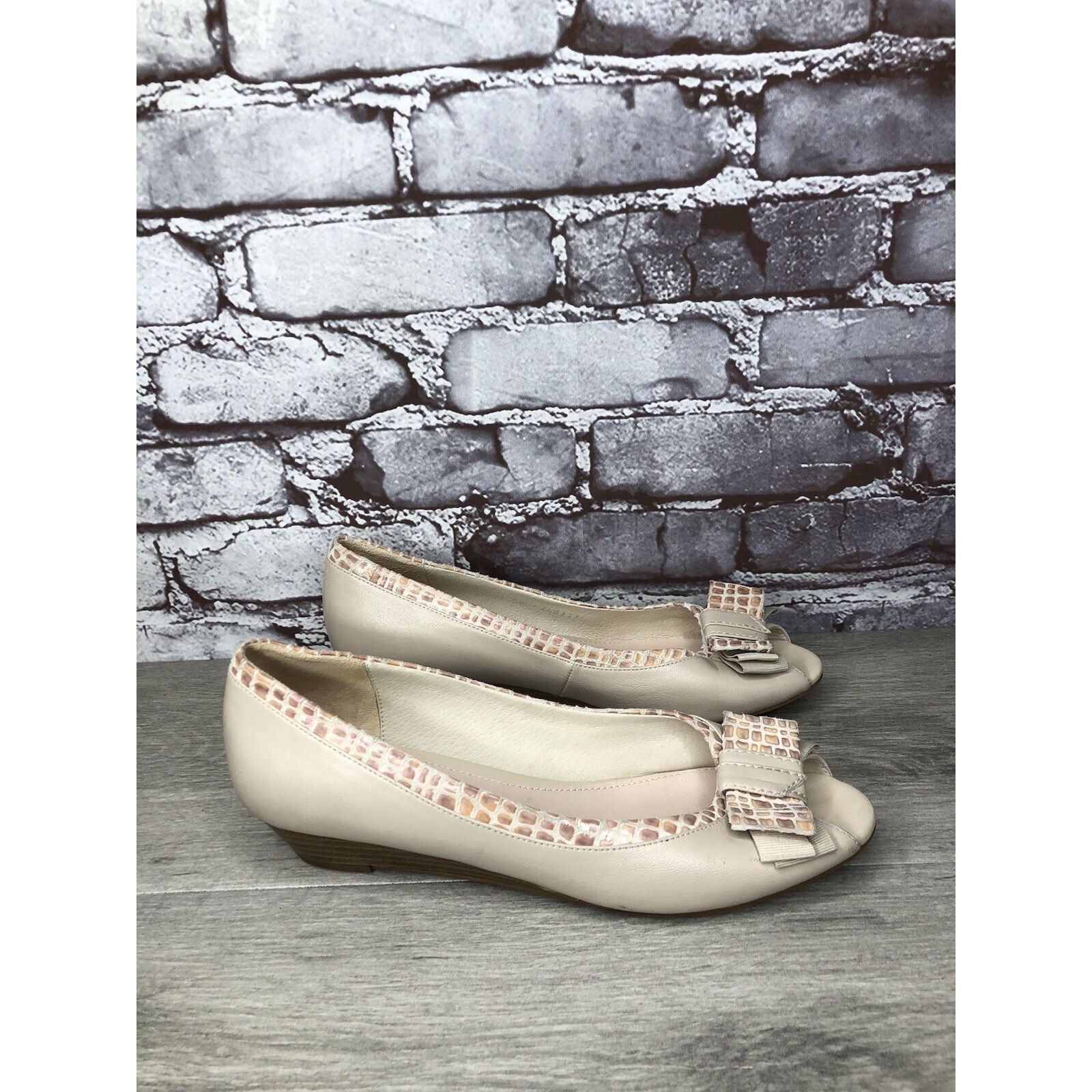 Other LE SAUNDA Ivory Leather Pink Croc Bow Peep Toe Wedges Women’ Size US 7.5 / IT 37.5 - 23 Thumbnail