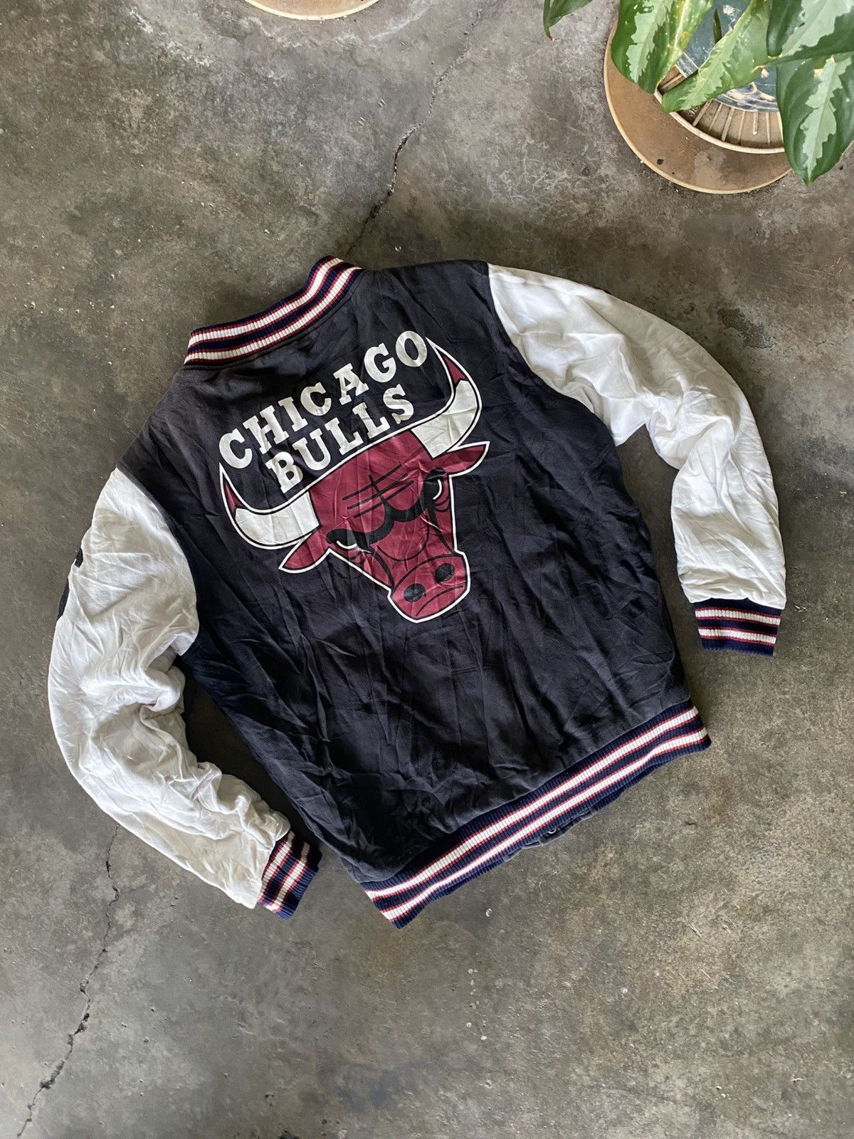 NBA VTG Chicago Bulls Backhit Bulls Varsity Jacket 🔥 Size US M / EU 48-50 / 2 - 4 Thumbnail