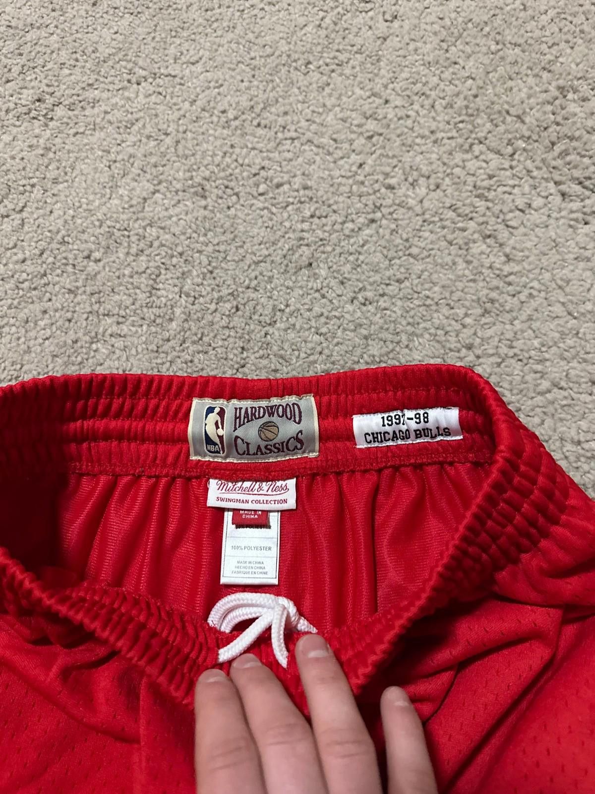 Mitchell & Ness NBA CHICAGO BULLS 1997/1998 BASKETBALL HOME SHORTS SIZE S Size US 30 / EU 46 - 5 Thumbnail