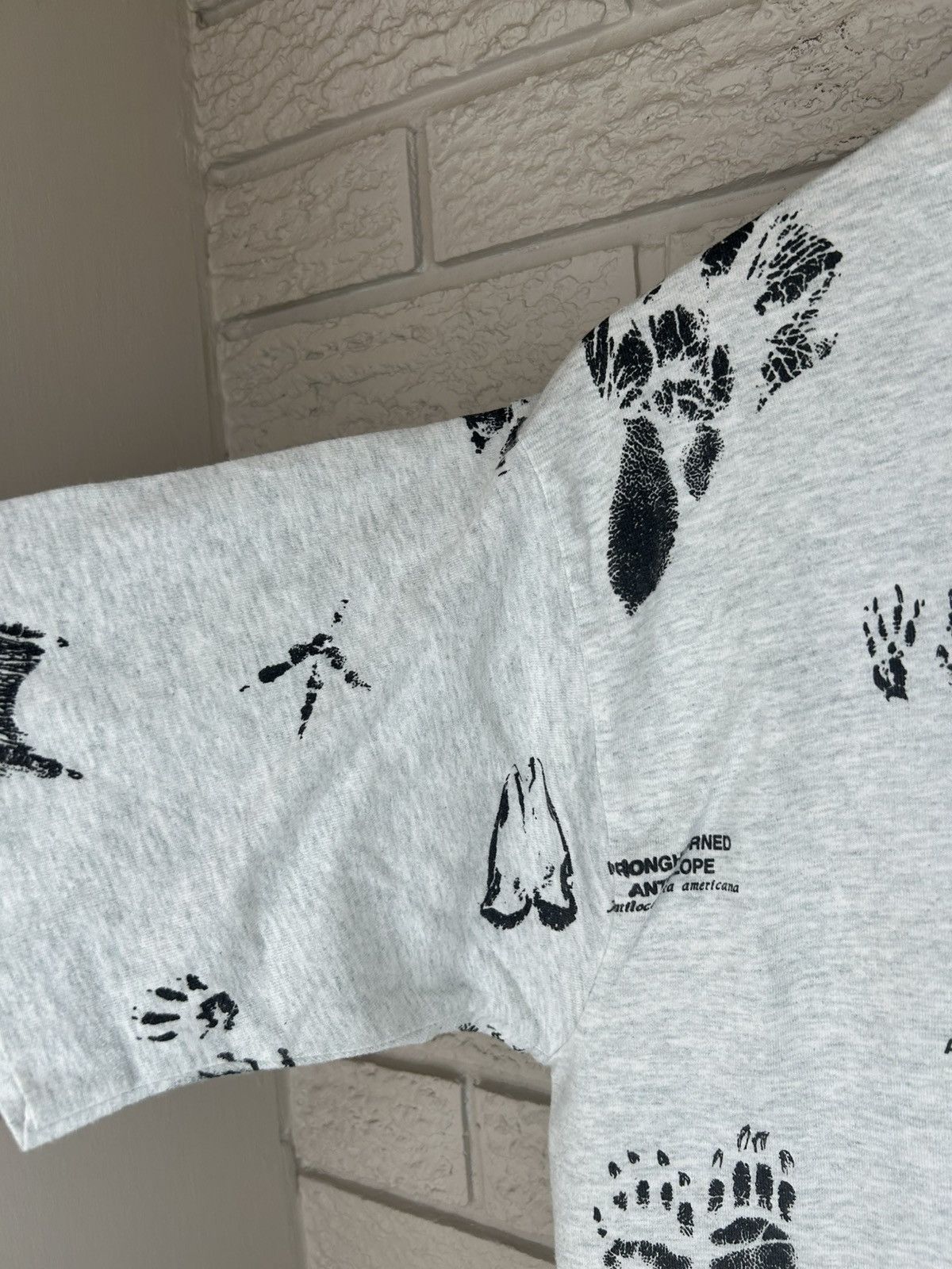 Vintage Vintage 90s Alaska Wildlife Animal Footprint AOP Art T Shirt Size US L / EU 52-54 / 3 - 9 Thumbnail