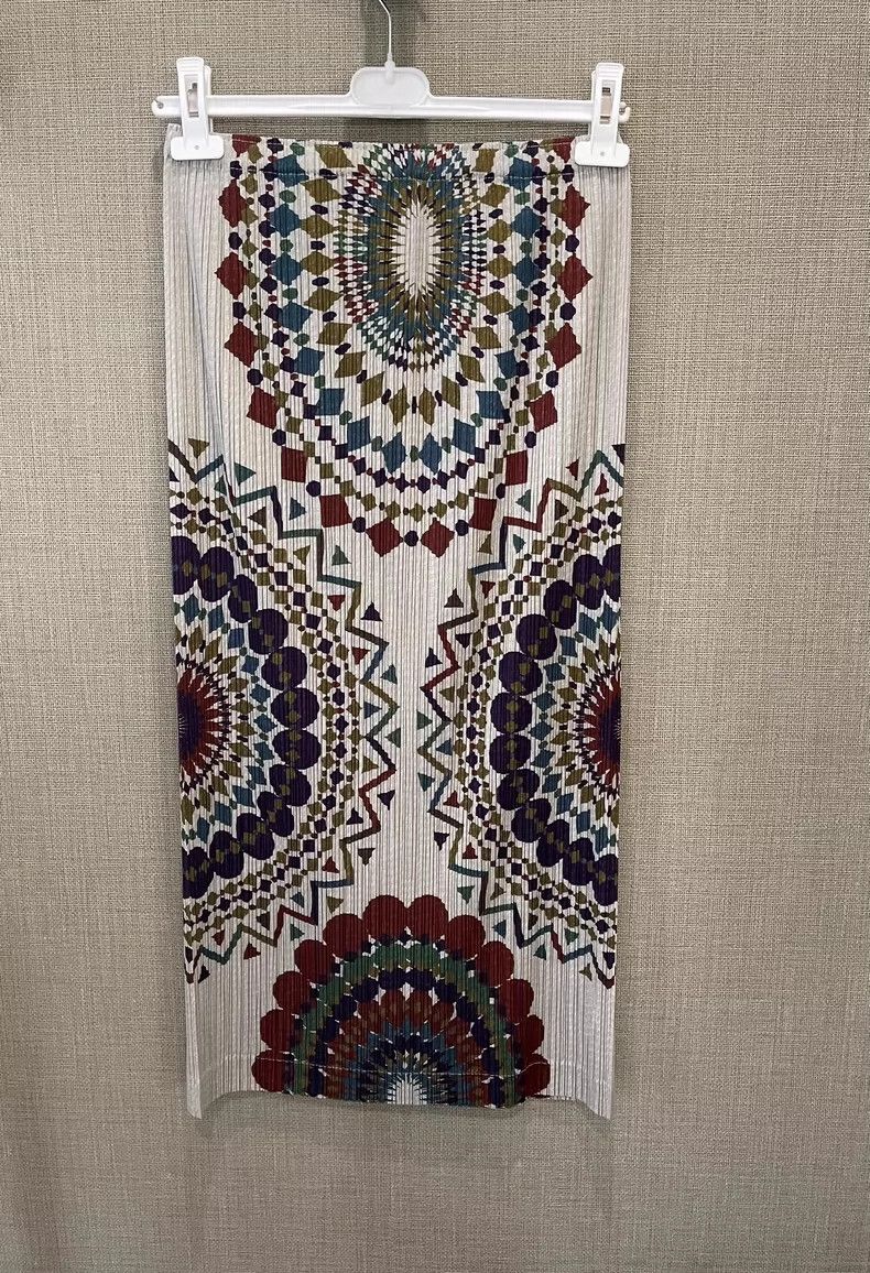 Issey Miyake Issey Miyake size:5 Medieval kaleidoscope skirt Size 22" - 1 Thumbnail
