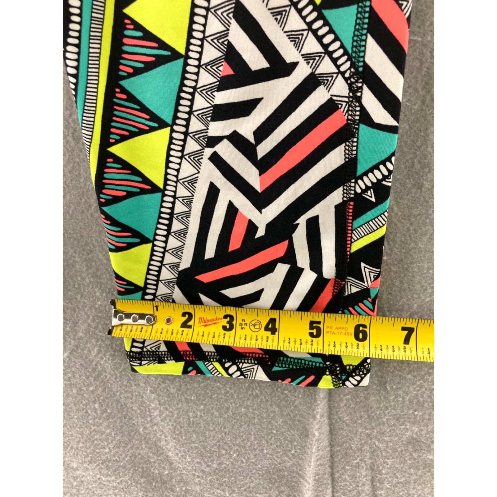 Olive LIVE LOVE DREAM Yoga Pants Womens Small Abstract AOP Capri Pants Size 28" / US 6 / IT 42 - 6 Thumbnail