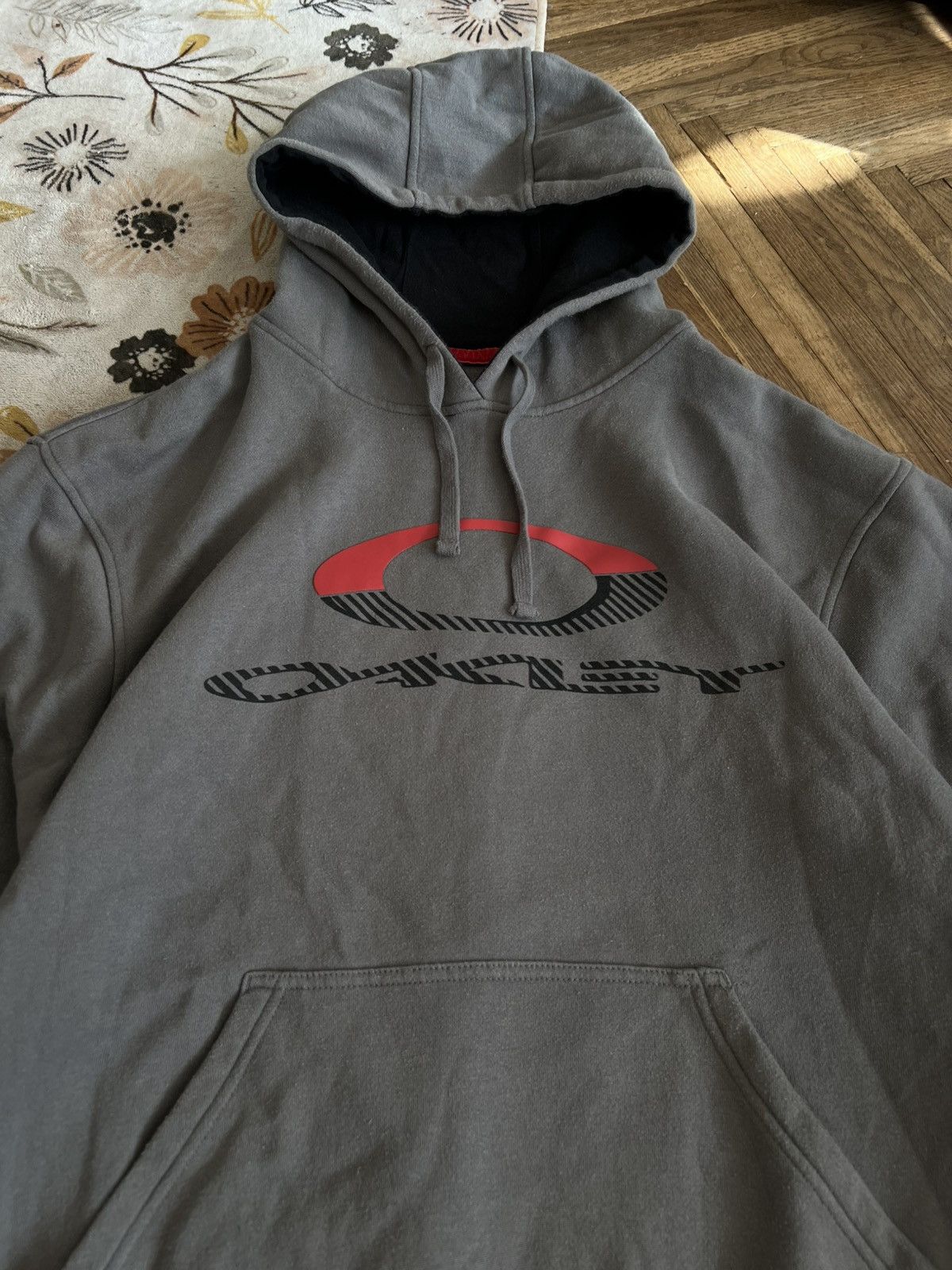 Oakley Vintage Oakley Front Logo Hoodie Size US L / EU 52-54 / 3 - 5 Thumbnail