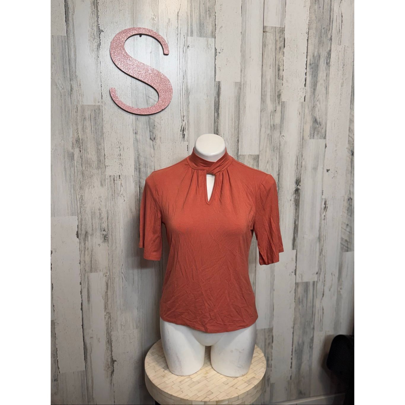 Other Tahari Rust Mock Neck Keyhole Blouse | Soft Stretchy Short Sleeve Top Size Small Size S / US 4 / IT 40 - 2 Thumbnail