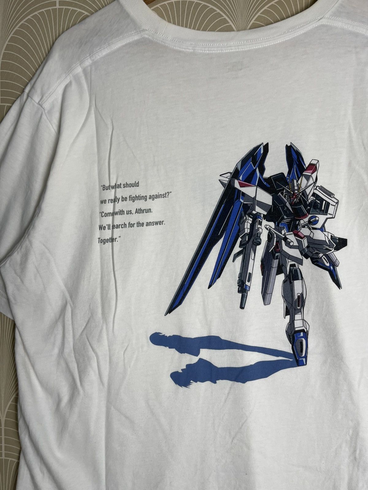 Anime × Japanese Brand × Uniqlo 2000s FREEDOM GUNDAM TSHIRT SOLO CHARACTER HERO Size US XL / EU 56 / 4 - 14 Thumbnail