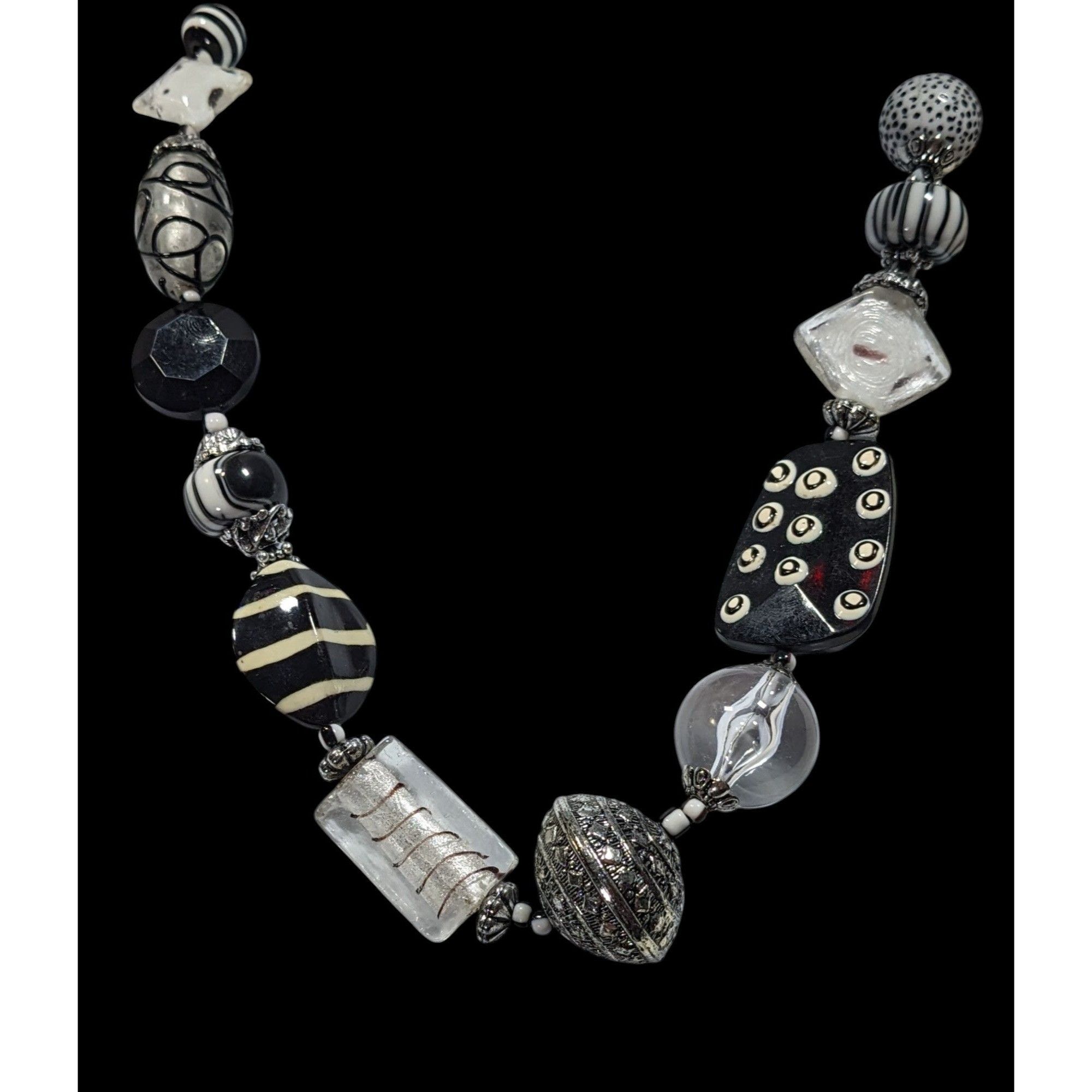 Handmade Handmade Chunky Abstract Black And White Glass Beaded Neckla Size ONE SIZE - 4 Thumbnail