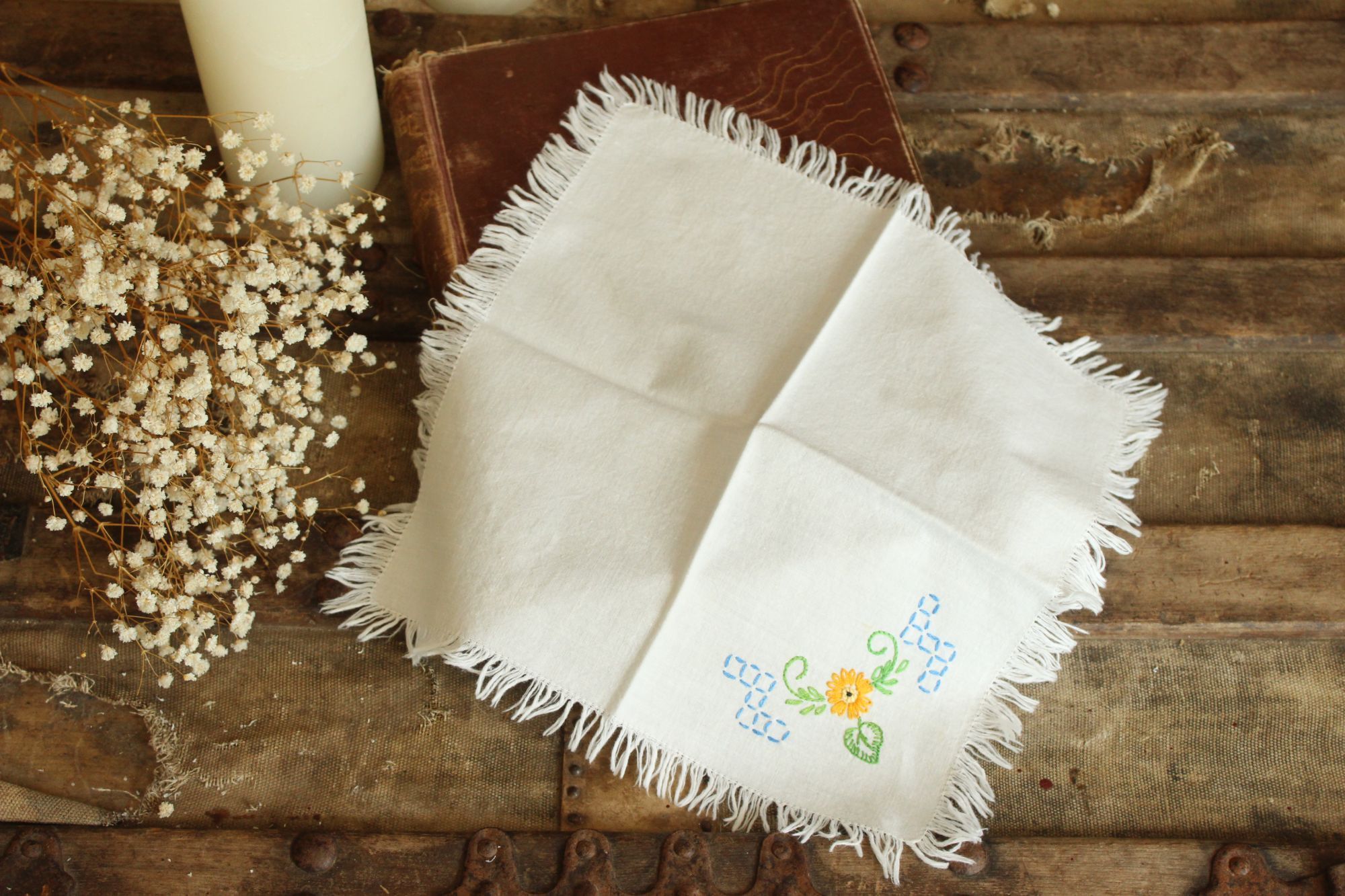 Vintage Vintage 1960s 1970s Handkerchief, White Cotton With Embroide Size ONE SIZE - 1 Thumbnail