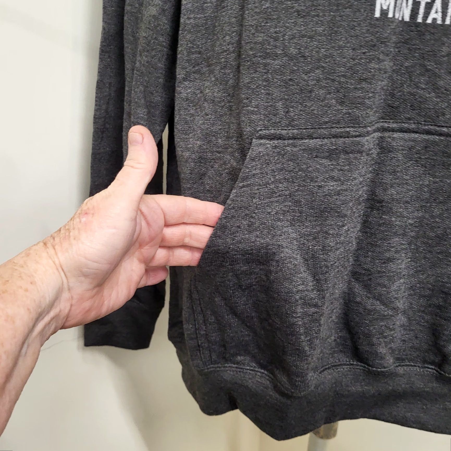 Vintage Yellowstone Hoodie Sweatshirt Mens Size M Charcoal Grey Pullover Hooded Graphic Print Pockets Logo Western Cowboy Outdoor NWT Size US M / EU 48-50 / 2 - 6 Thumbnail
