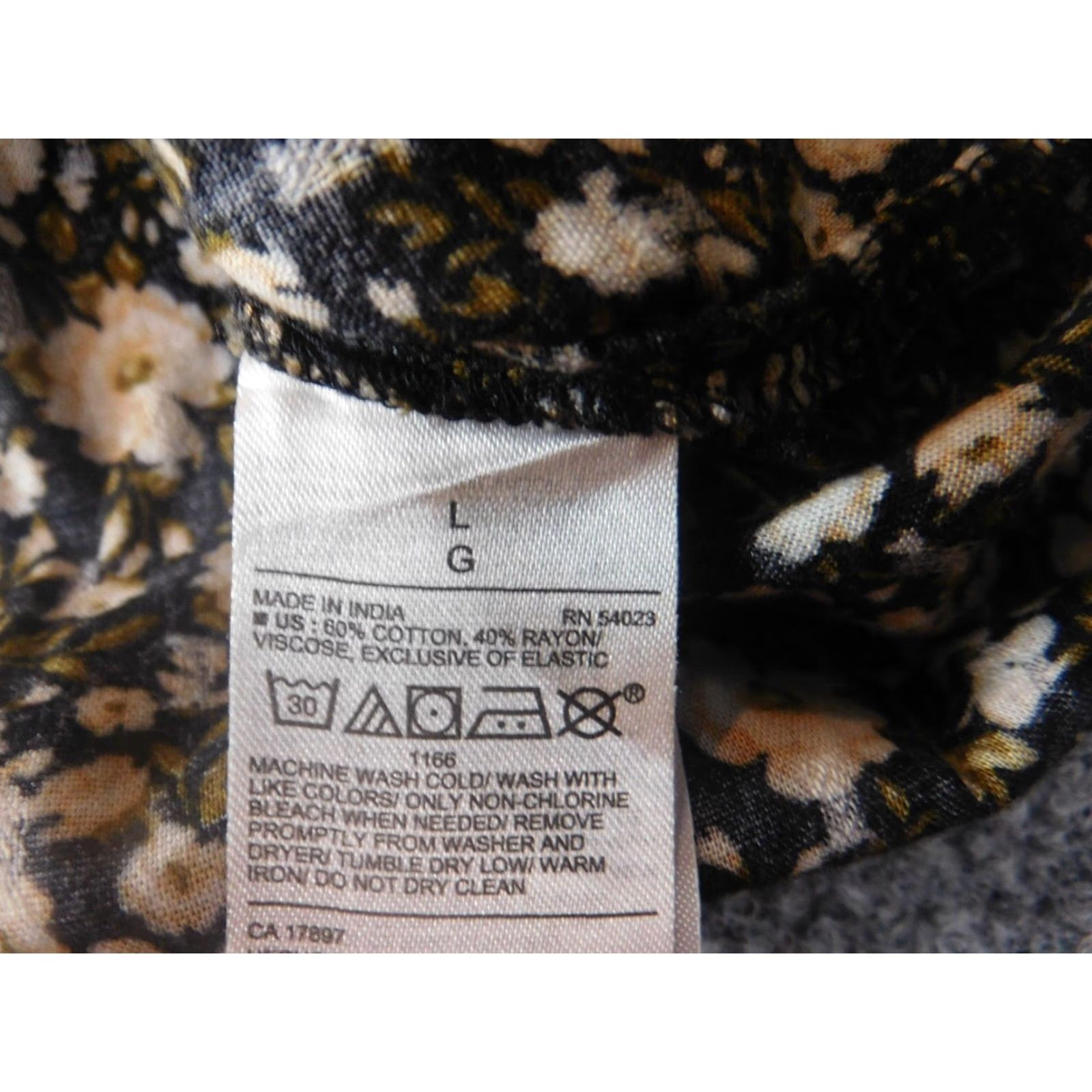Old Navy Old Navy Womens Blouse L Black Floral Button-Up Casual Pulse? Size L / US 10 / IT 46 - 7 Thumbnail