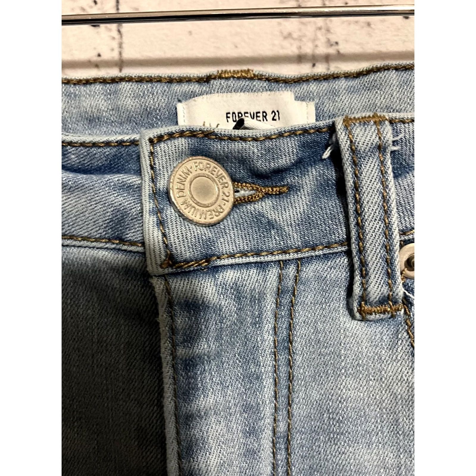 Forever 21 FOREVER 21 Light Wash Flare Jeans Women 27 Regular 27x30 Denim Button Pocket Blue Casual Distressed Vintage: No Size 27" / US 4 / IT 40 - 4 Thumbnail