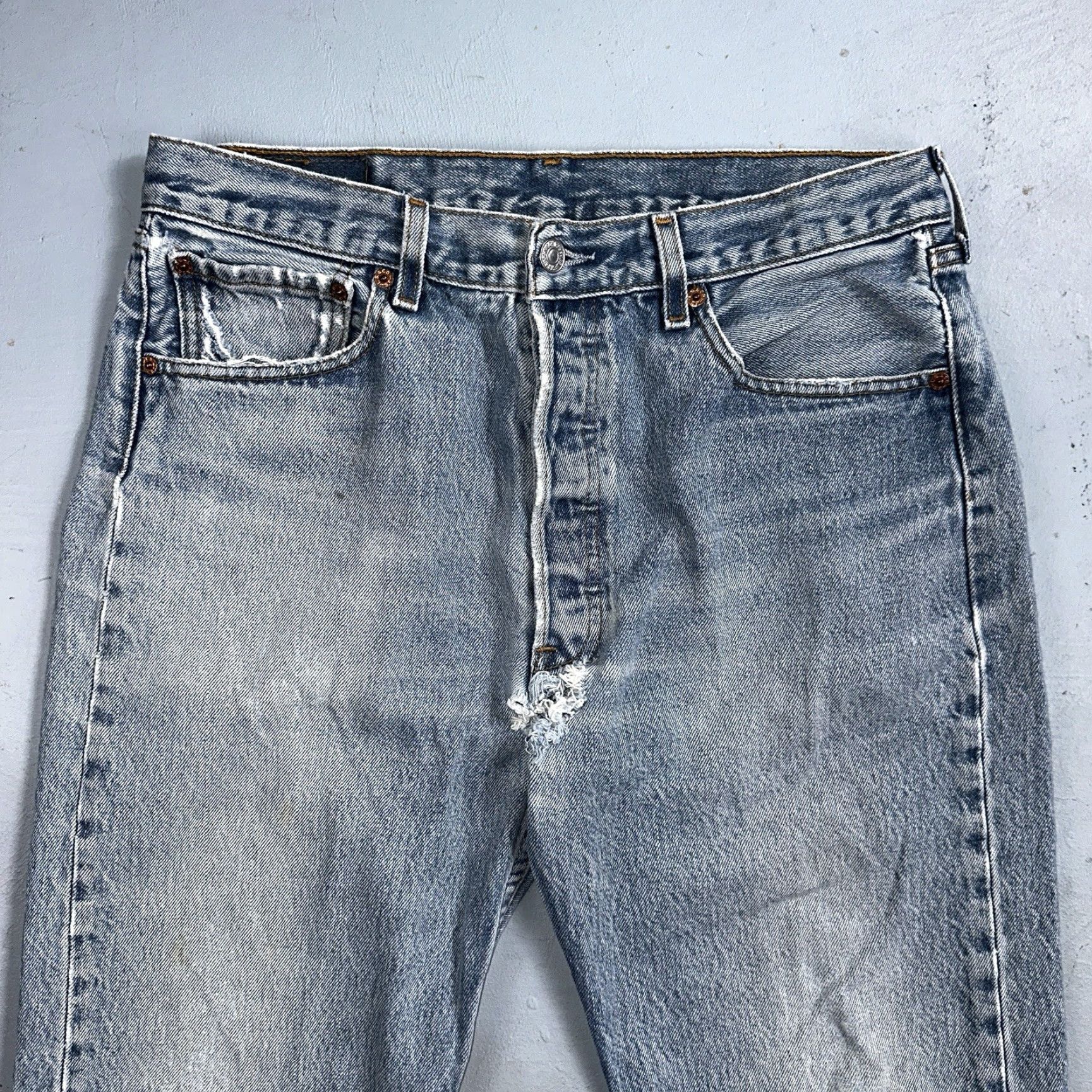 Levi's VINTAGE Levi's 501 Jeans Men's Regular Fit Straight Leg 90s Light Wash Denim 34x36 Size US 34 / EU 50 - 2 Thumbnail