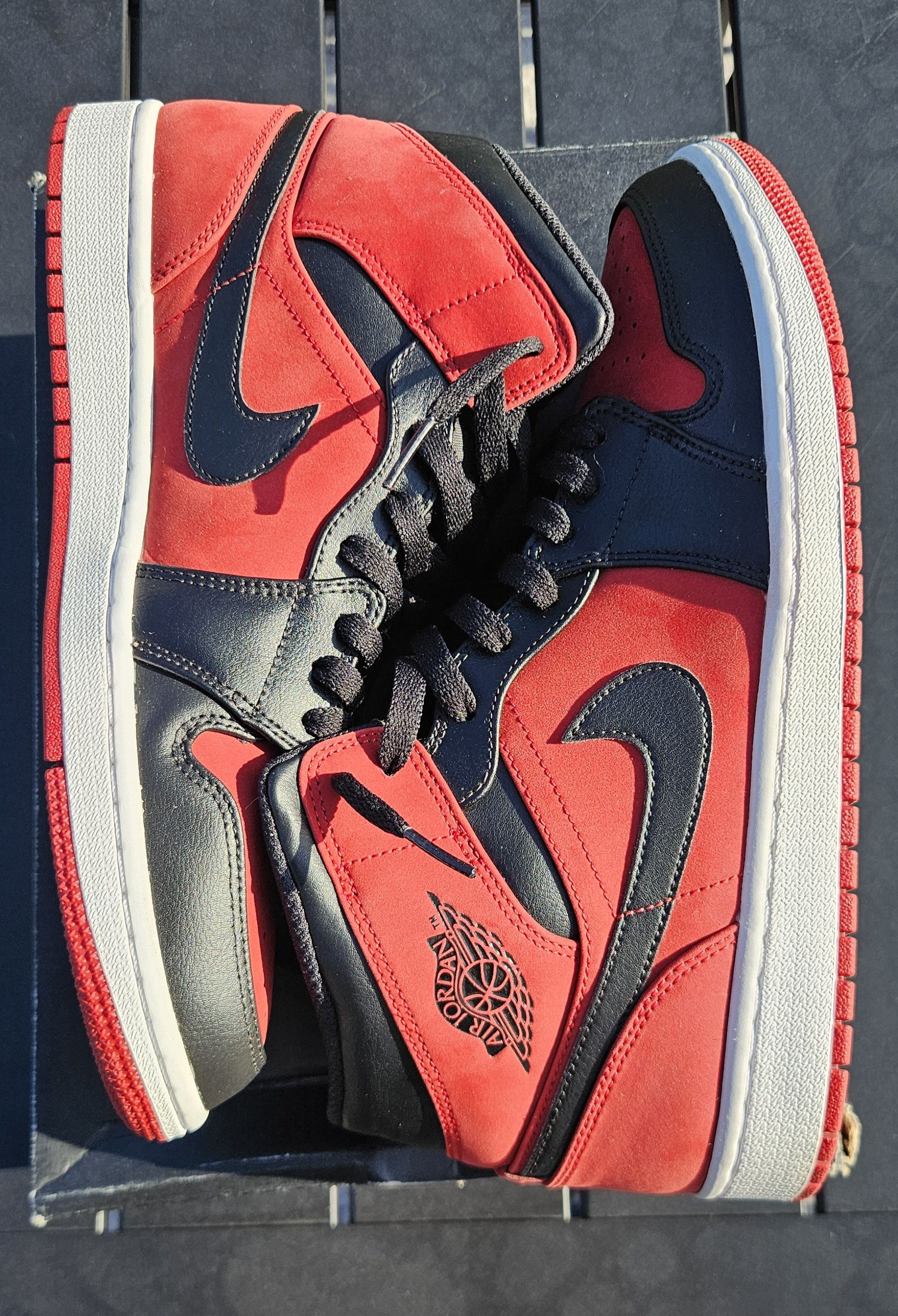 Jordan Brand Jordan 1 mid reverse bred banned Size US 10.5 / EU 43-44 - 1 Thumbnail