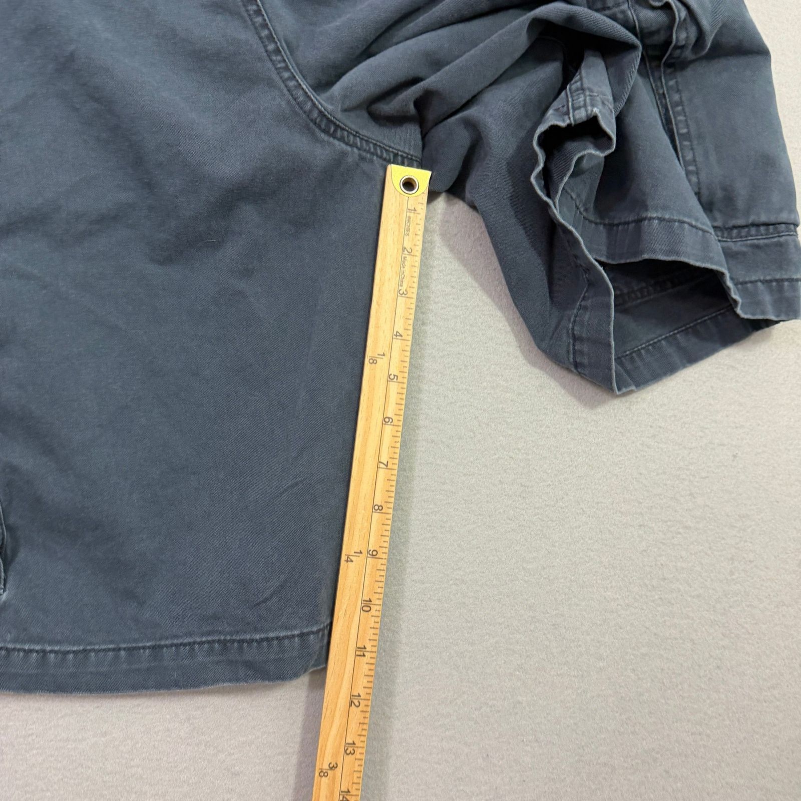 Old Navy Vintage Old Navy Cargo Shorts Men's 35 Blue 11" Inseam Size US 35 - 11 Thumbnail