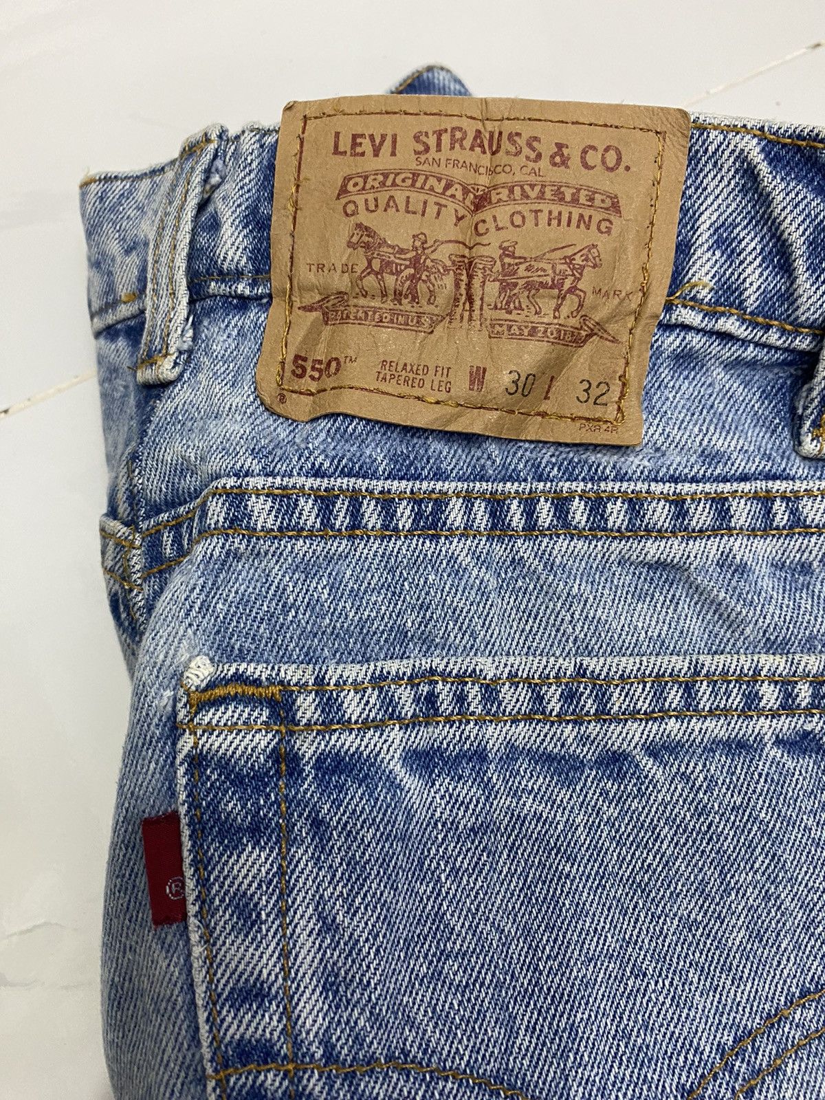 LEVIS 550 PAINTER BAGGY DENIM DISTRESSED TAPERED LEG