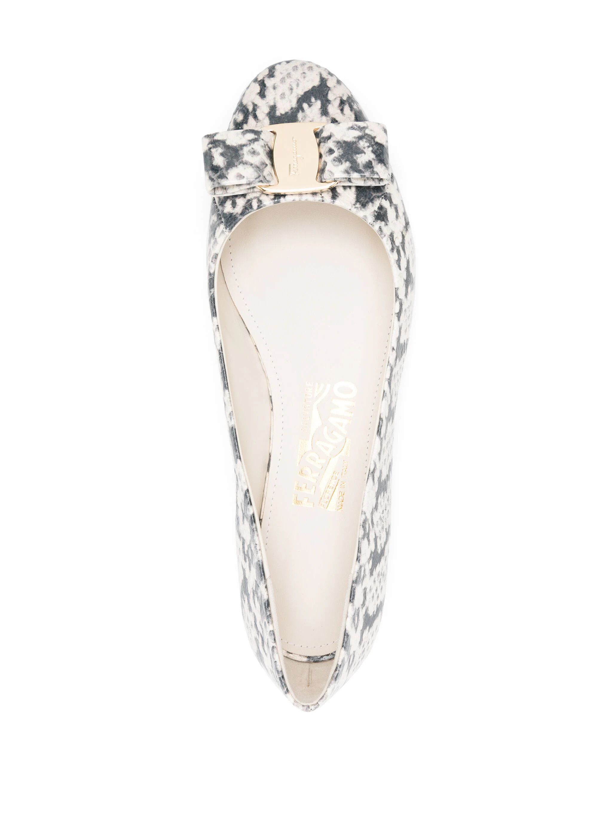 Salvatore Ferragamo o1s1rm0924 Vara Bow Pumps in White/Black Size US 8.5 / IT 38.5 - 4 Thumbnail