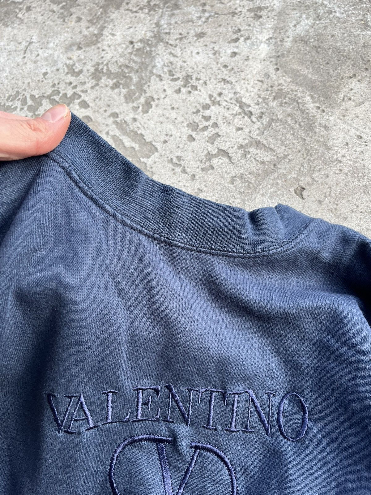 Japanese Brand × Valentino × Vintage 90s Valentino Big Logo Faded Cropped Baggy Boxy Sweatshirt Size US S / EU 44-46 / 1 - 7 Thumbnail
