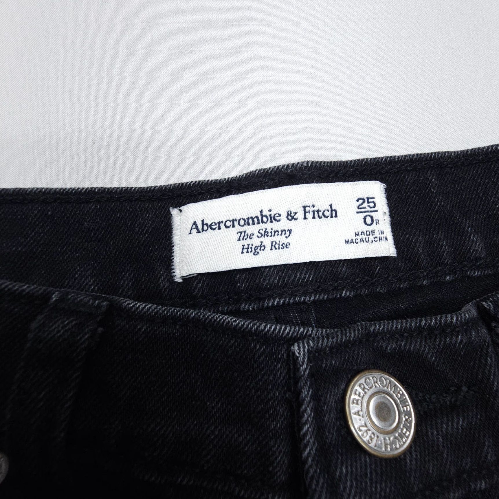 Abercrombie & Fitch Abercrombie & Fitch The Skinny High Rise Jeans Size 0 / 25 Black Dark Wash 26"in - Women's Jeans, 90s, Vintage? No. Size 25" / US 0 / IT 36 - 4 Thumbnail