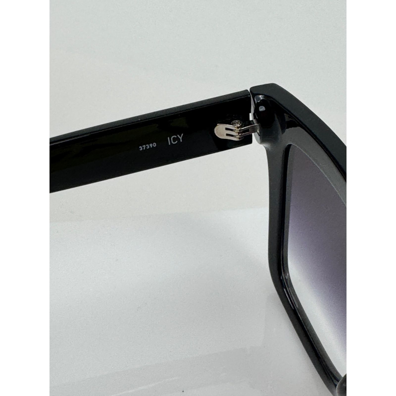 Quay Quay Icy Black 52mm Gradient Square Oversized Sunglasses Size ONE SIZE - 10 Thumbnail