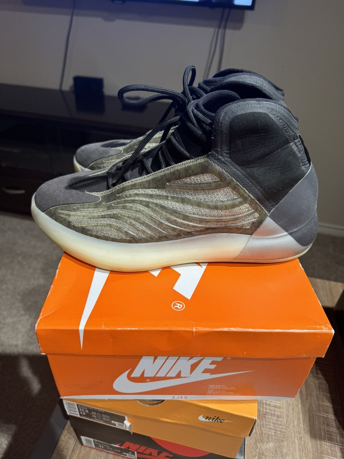 Adidas Yeezy Barium Size US 11.5 / EU 44-45 - 2 Thumbnail