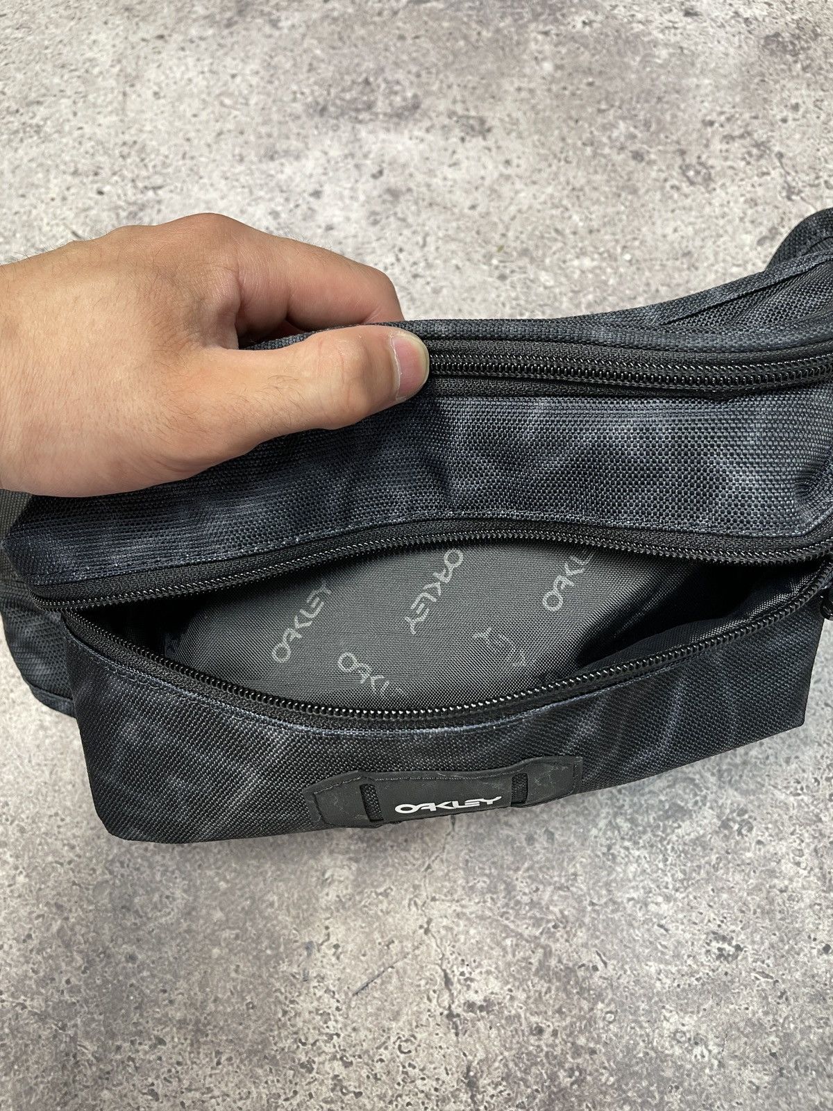 Vintage Vintage Oakley Y2K Sling Bag Messenger Bag Size ONE SIZE - 9 Thumbnail