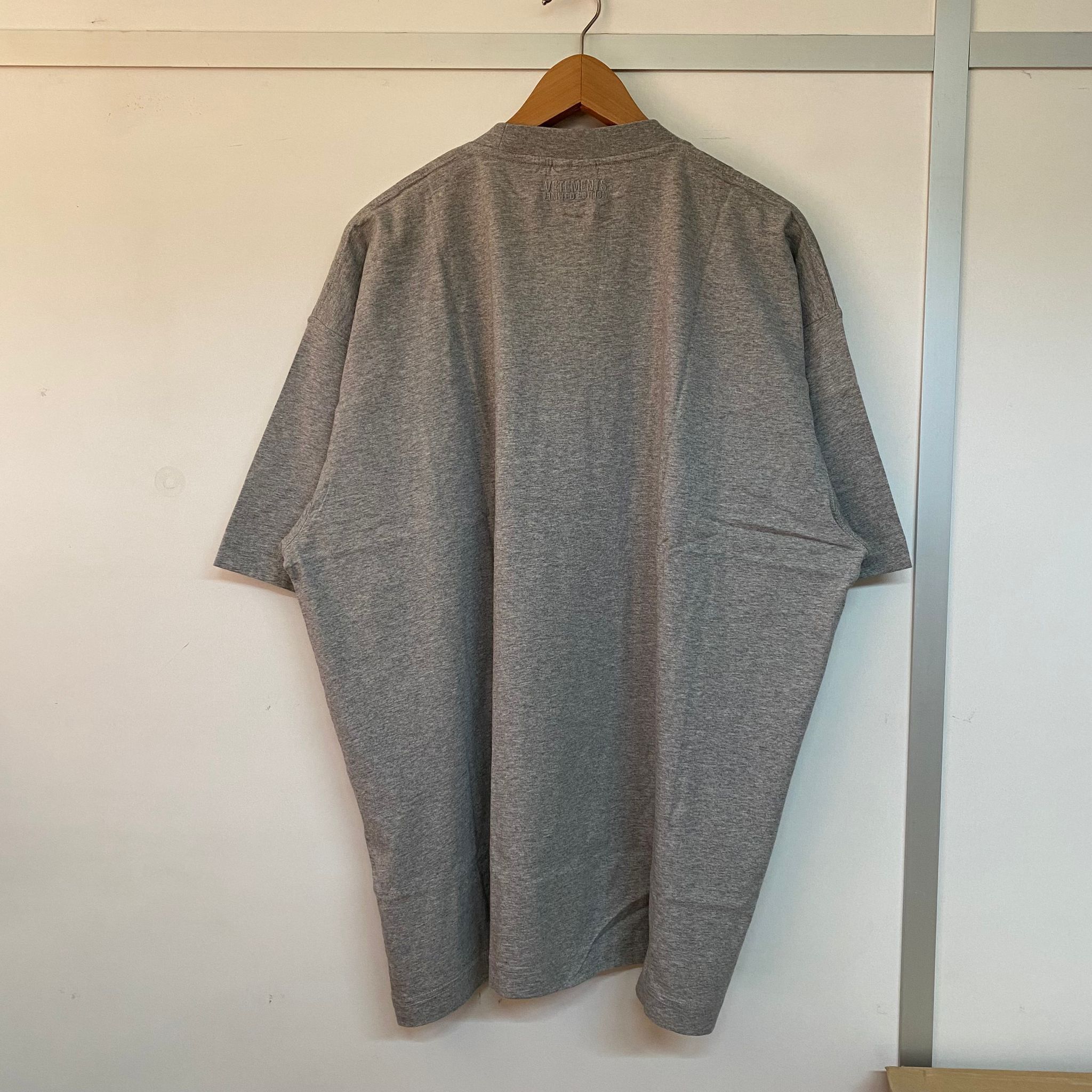 Vetements Grey Embroidered Solidarity Logo Oversized T-Shirt Size US L / EU 52-54 / 3 - 6 Thumbnail