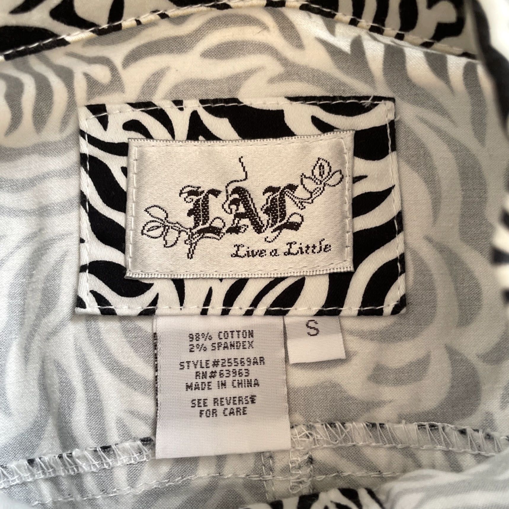 Vintage VINTAGE Live A Little Zebra Print Blazer Jacket S Women Cotton Short Button Black White Y2K Floral Pattern Size S / US 4 / IT 40 - 4 Thumbnail