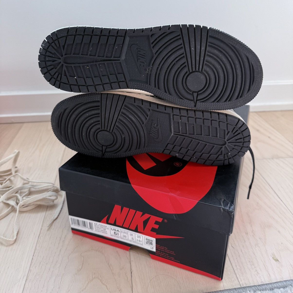 Nike Jordan 1 Retro High Mocha 5.5M/7W Size US 5.5 / EU 38 - 9 Thumbnail