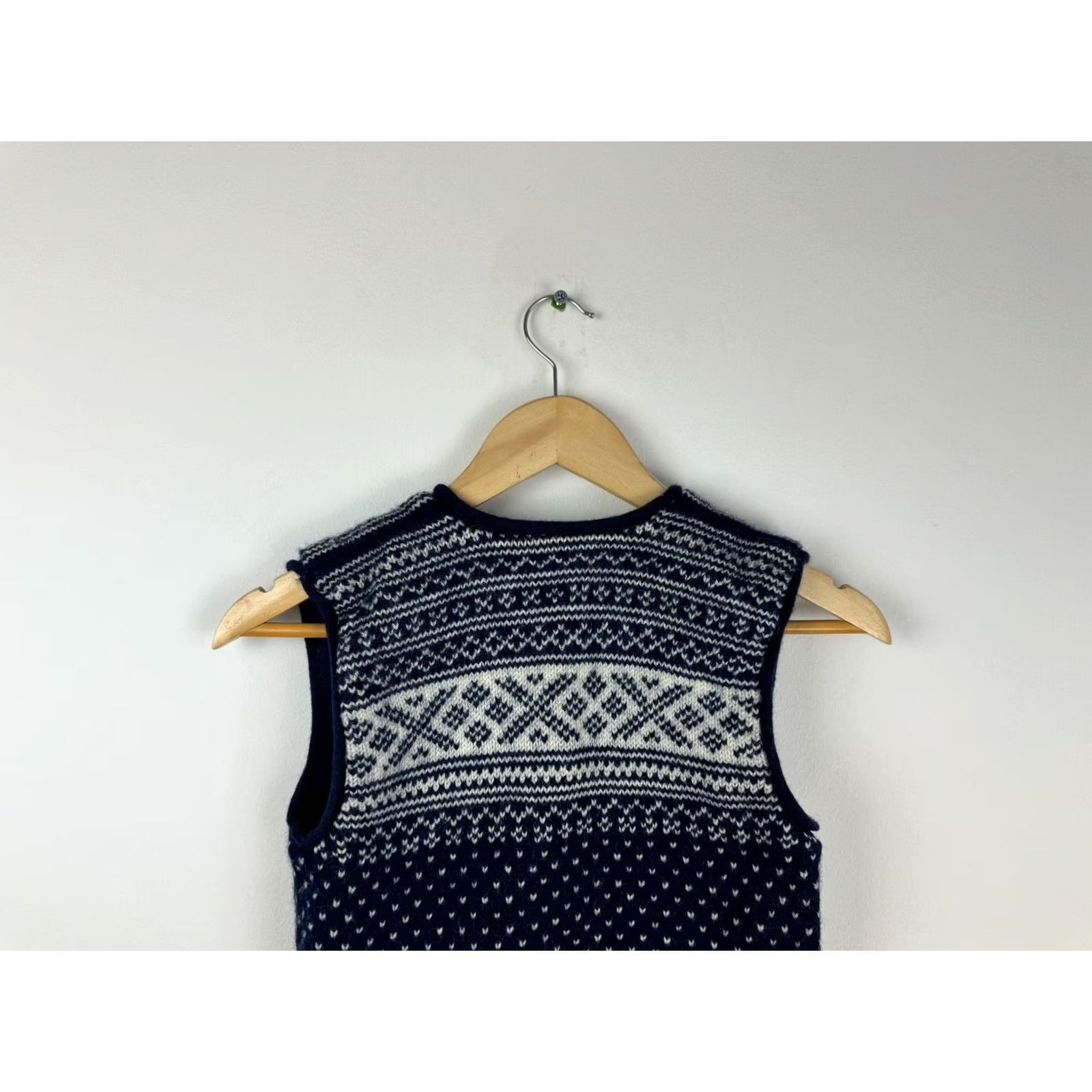 Dale Of Norway Vintage Dale Of Norway Sweater Vest Size XS Wool V-Neck Fair Isle Knit Size XS / US 0-2 / IT 36-38 - 4 Thumbnail