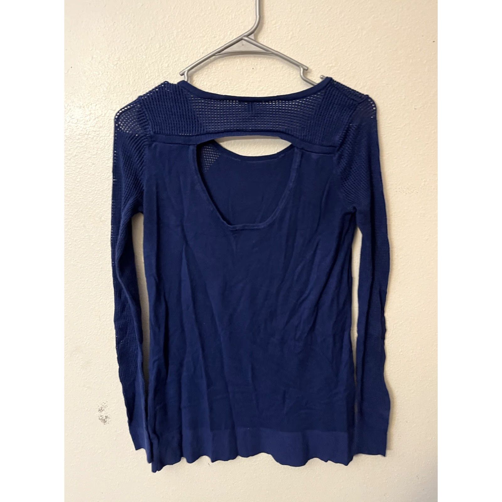 Express EXPRESS Open Back Draped Knit Long Sleeve Blouse Women's Medium Gray/Blue Solid Shirt déta Size M / US 6-8 / IT 42-44 - 2 Thumbnail