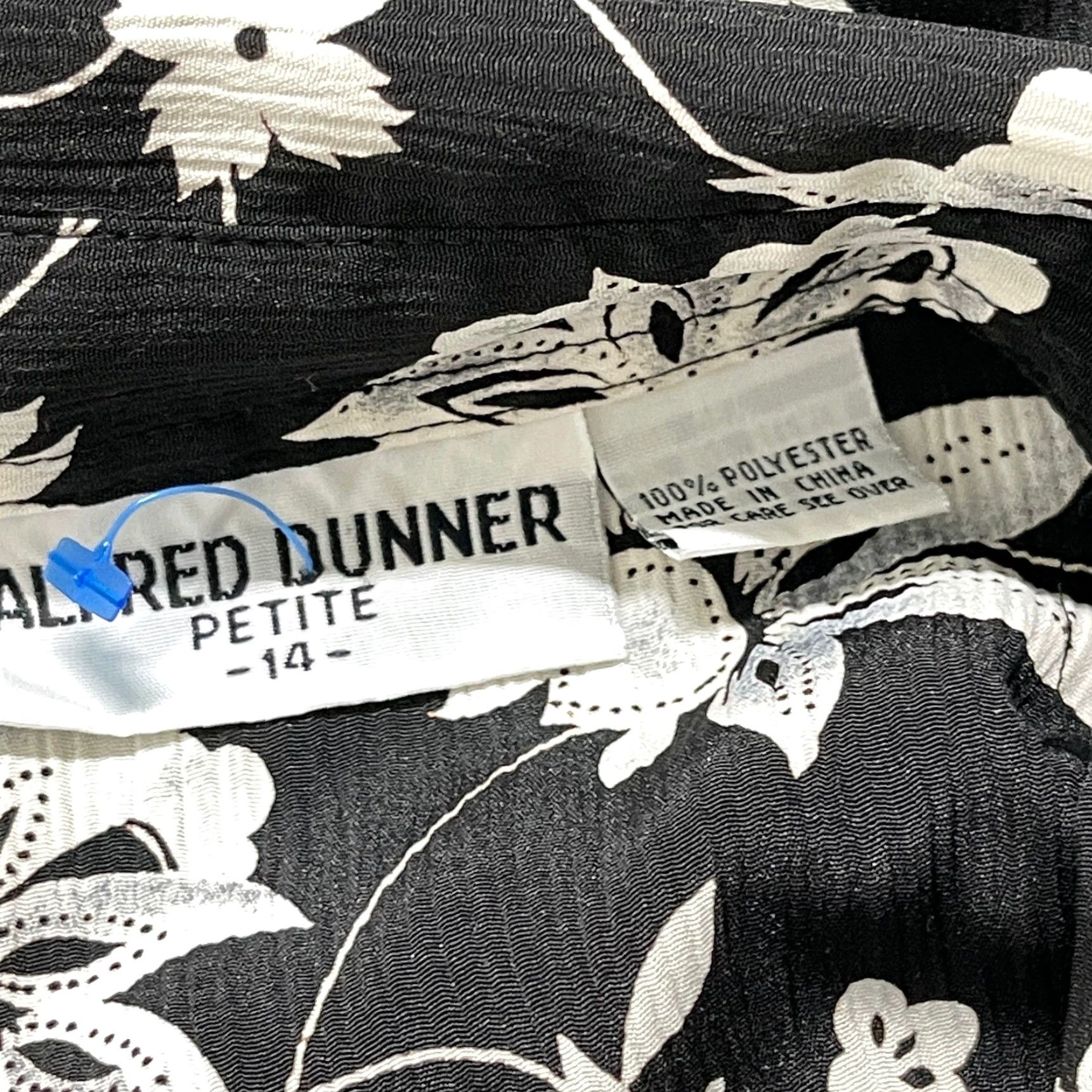 Vintage Alfred Dunner Blouse 14P Black White Floral Short Sleeve Button-Up Petites Women Casual Office Boho Floral Pattern Button Front Shirt Size XL / US 12-14 / IT 48-50 - 6 Thumbnail
