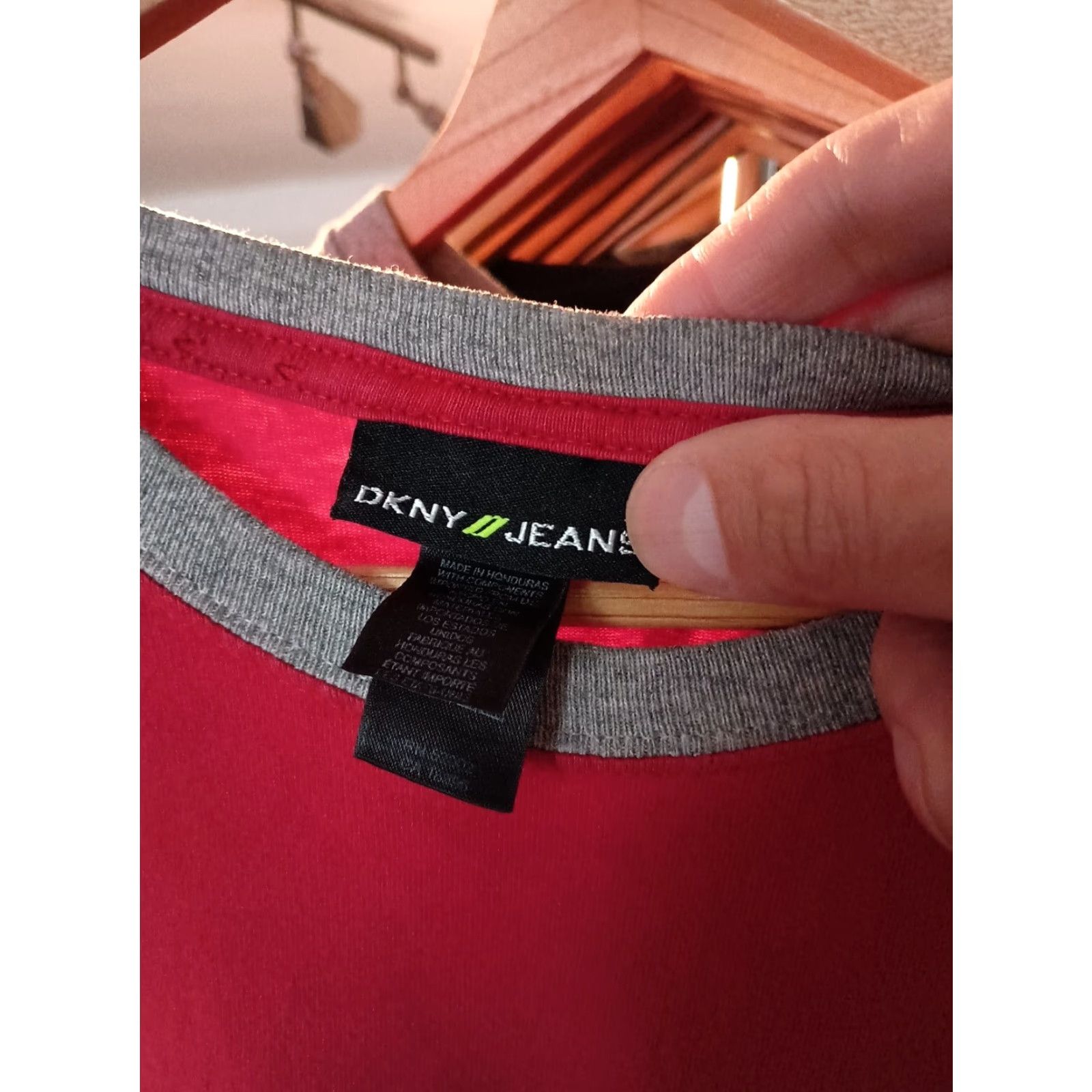 DKNY VINTAGE DKNY Jeans T-shirt NYC Skyline Men L Red Shirt Size US L / EU 52-54 / 3 - 3 Thumbnail