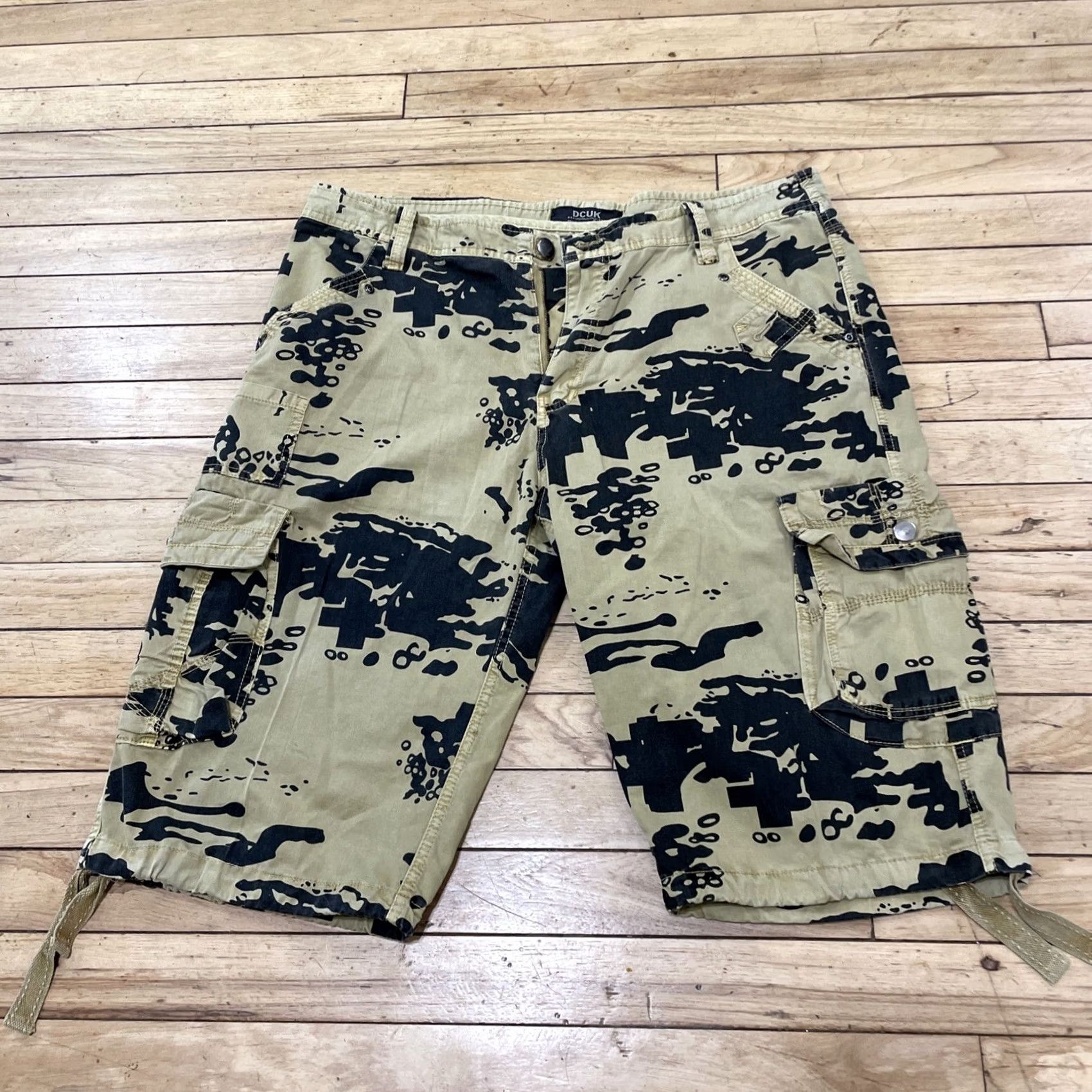 Vintage dcuk Cargo Shorts Mens 34 Black Gold Tan Bitblock Lightweight Bermuda 13in Camouflage 90s Hip Casual Travel Workwear Mens Size US 35 - 3 Thumbnail