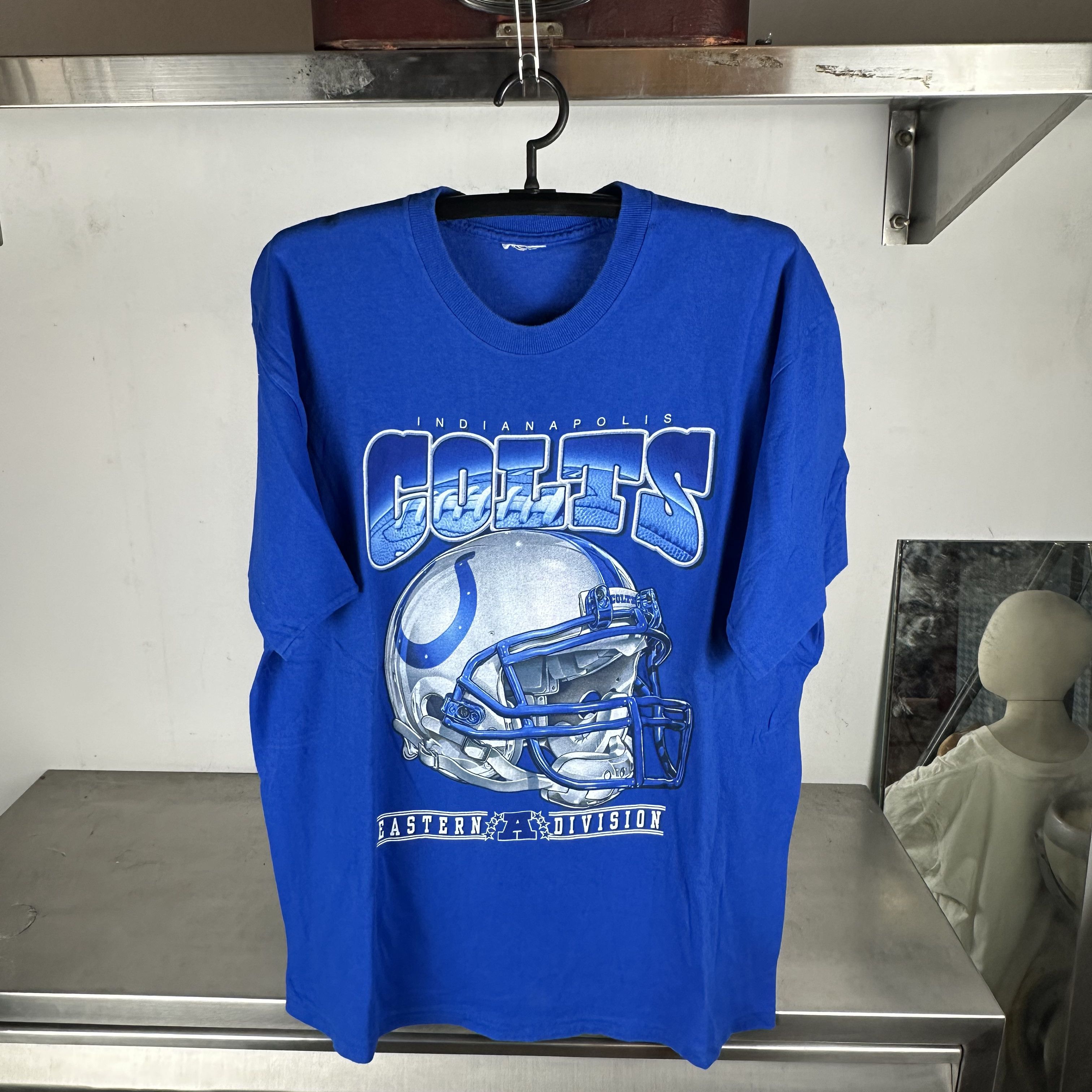 Vintage Vintage 90s Indianapolis Colts NFL Graphic XL T-Shirt Size US XL / EU 56 / 4 - 1 Thumbnail