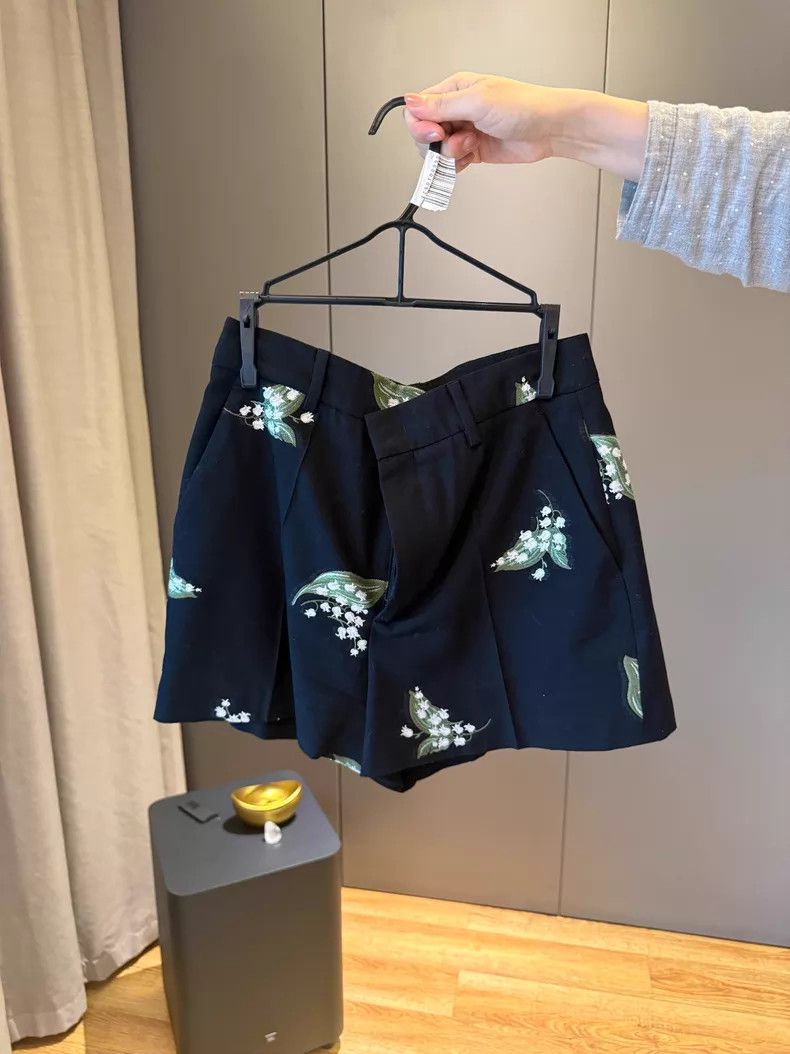 Valentino Valentino A set of black floral embroidered blazer & pants Size XS / US 0-2 / IT 36-38 - 2 Thumbnail