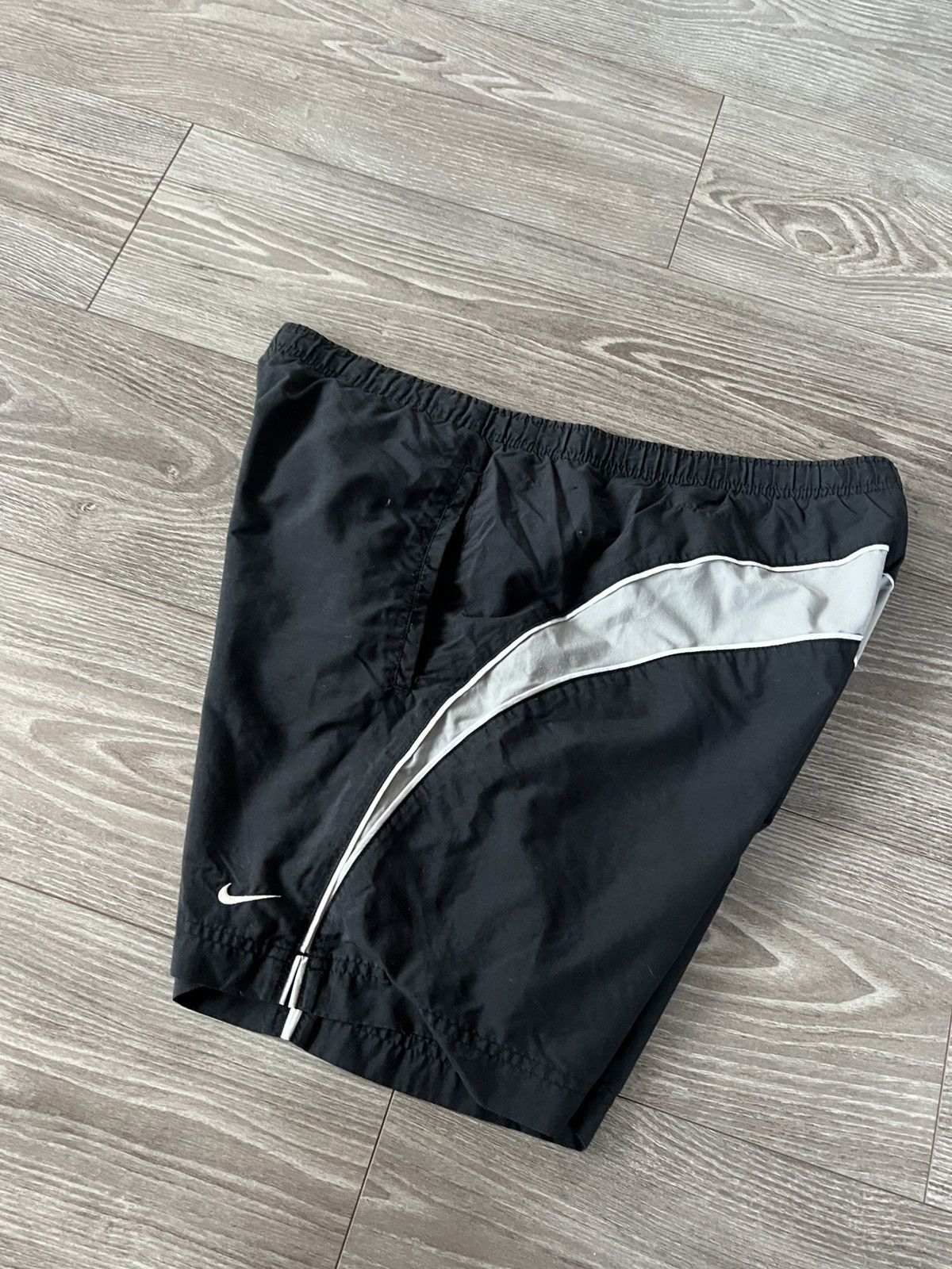 Nike × Vintage ‼️Vintage Nike Nylon Knited Swoosh Logo Shorts ‼️ Size US 36 / EU 52 - 12 Thumbnail