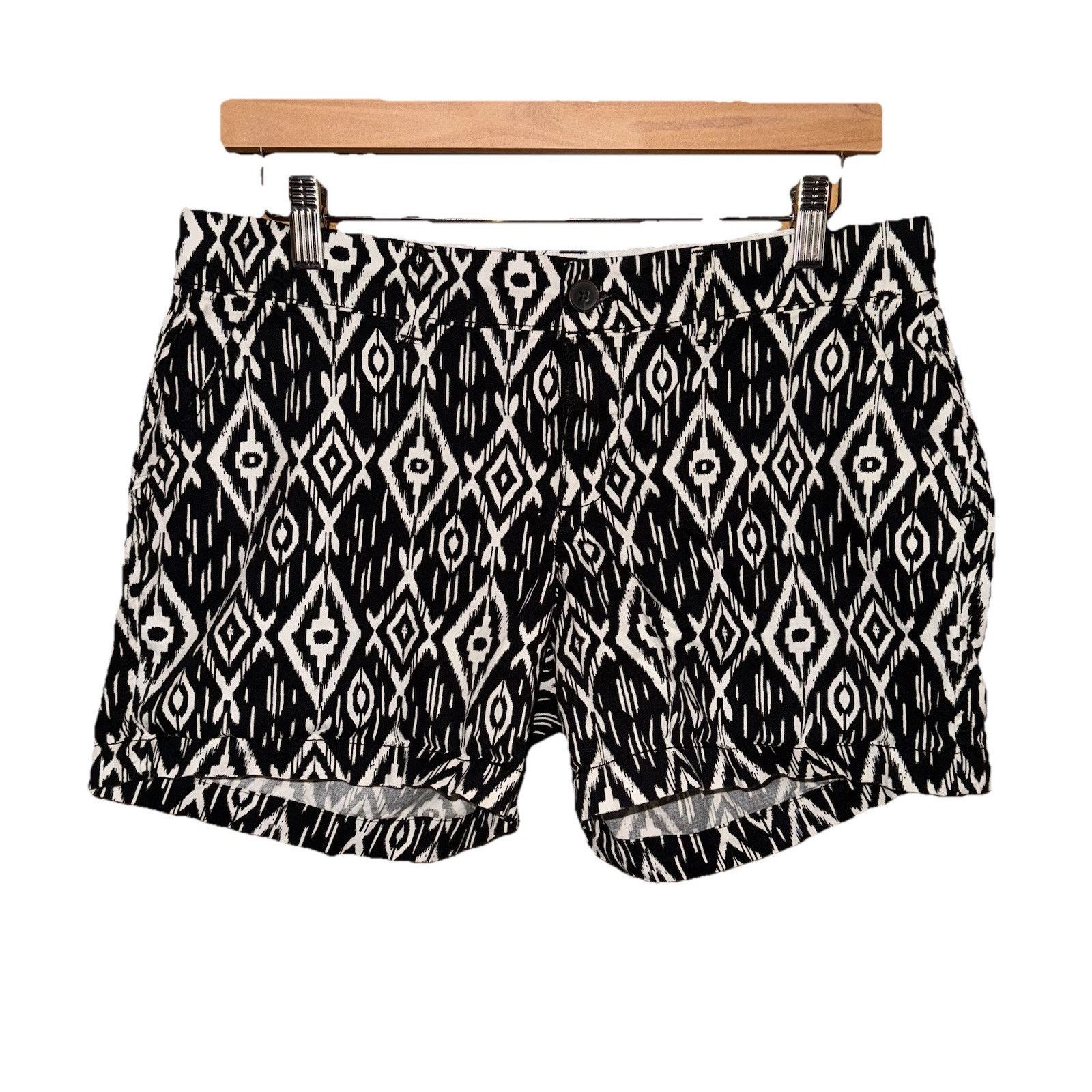 Old Navy Old Navy Black & White Geometric Print Shorts Size 6 Size 28" / US 6 / IT 42 - 1 Thumbnail