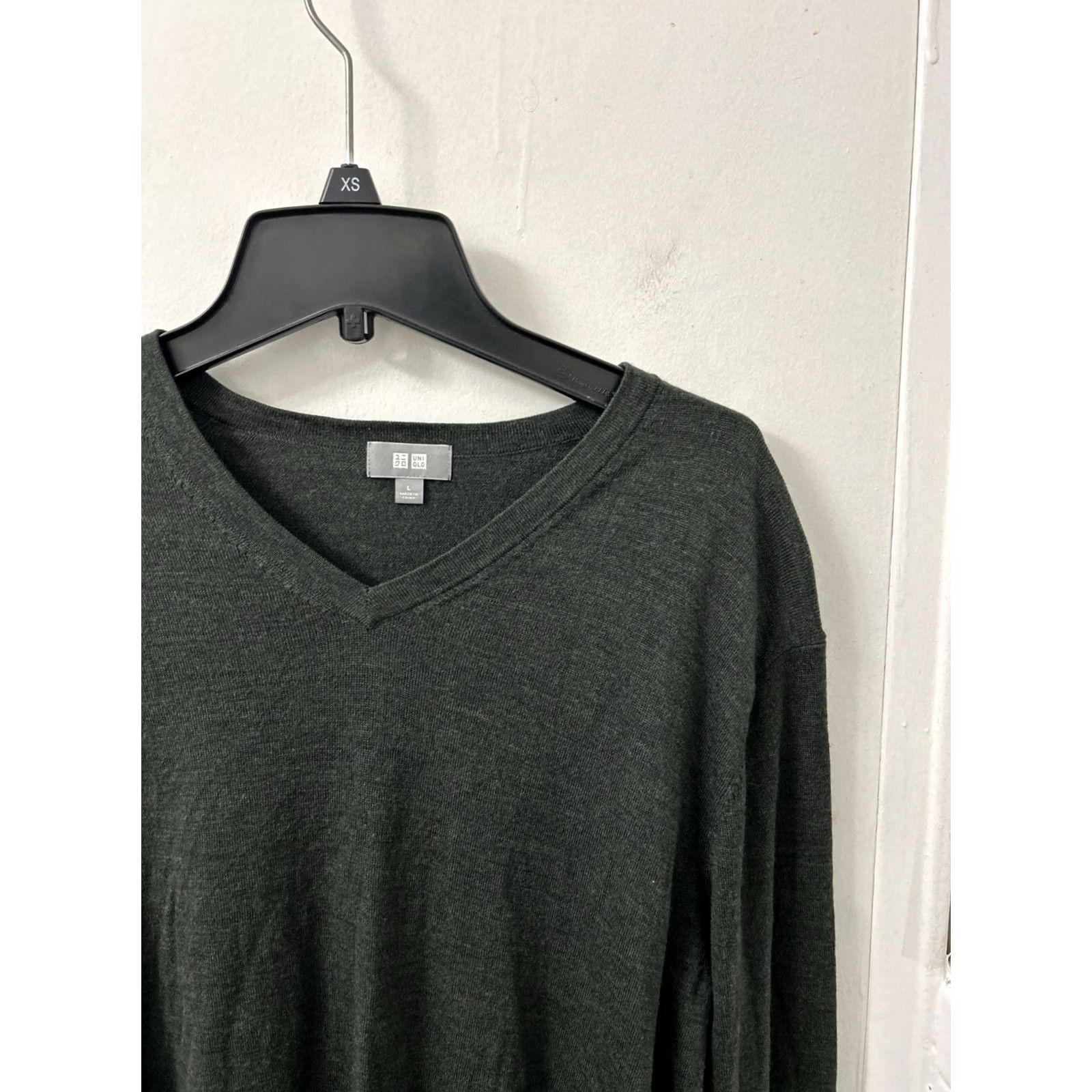 Uniqlo Uniqlo Mens Sweater Size L Gray 100% Wool V-Neck Pullover Sweatshirt L/S Size US L / EU 52-54 / 3 - 5 Thumbnail