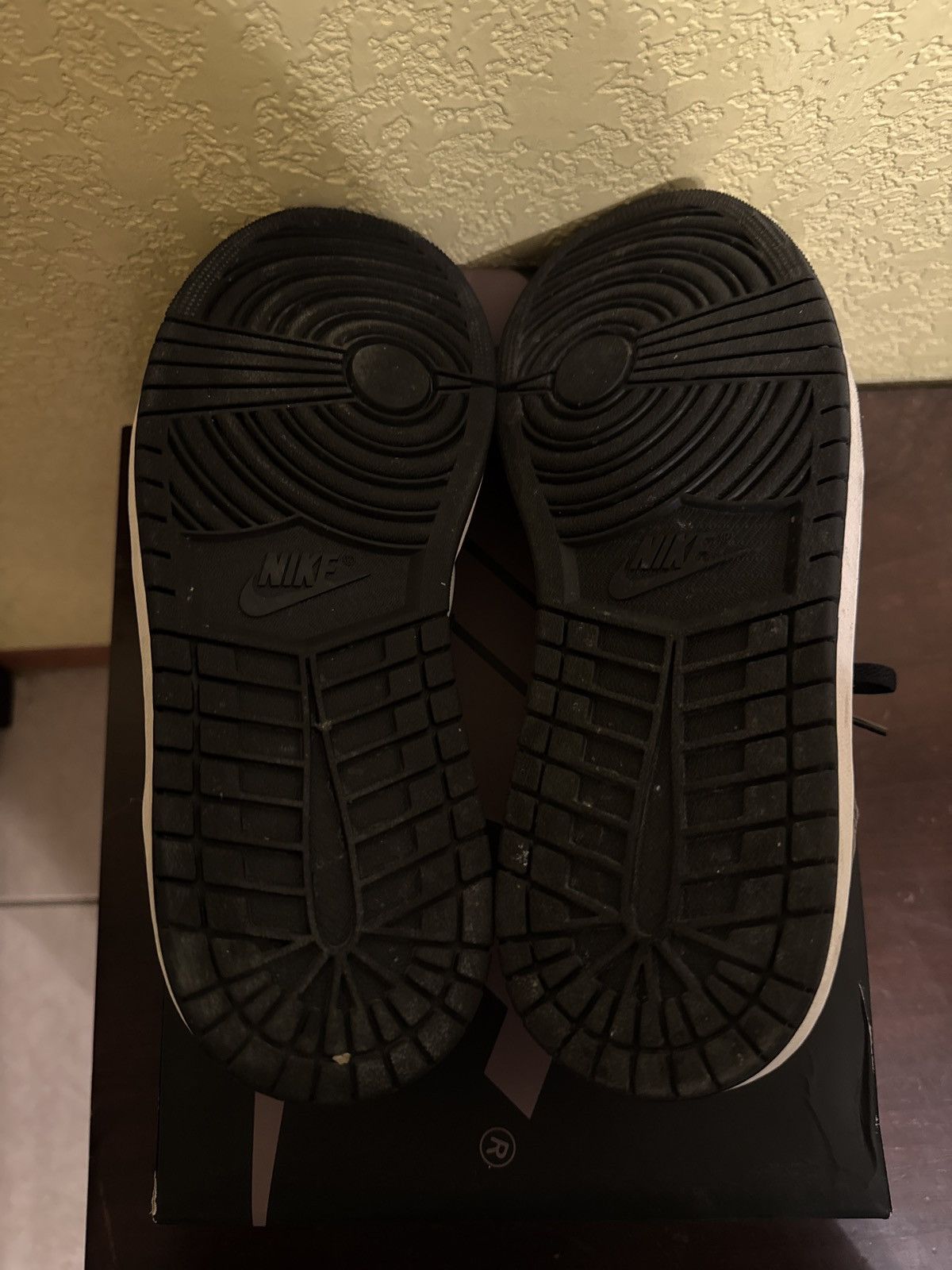Nike Jordan 1 Retro Low OG Size US 10 / EU 43 - 4 Thumbnail