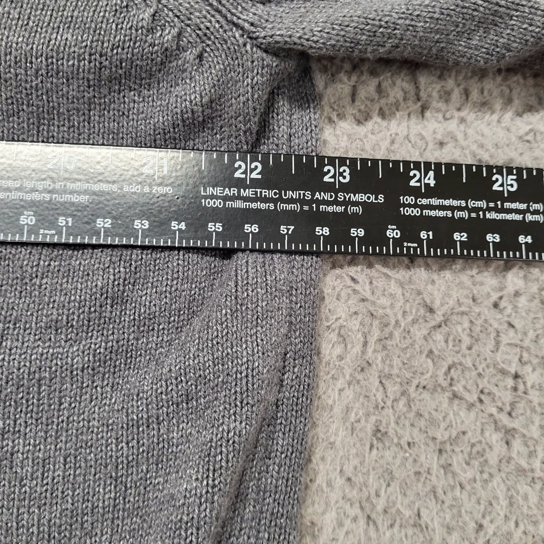 Izod IZOD Sweater Mens Size Large Charcoal Gray V-Neck Long Sleeve Preppy College Pullover Knitting Knit Embroidered Logo Gray Regular Fit Adult Mens Size US L / EU 52-54 / 3 - 7 Thumbnail