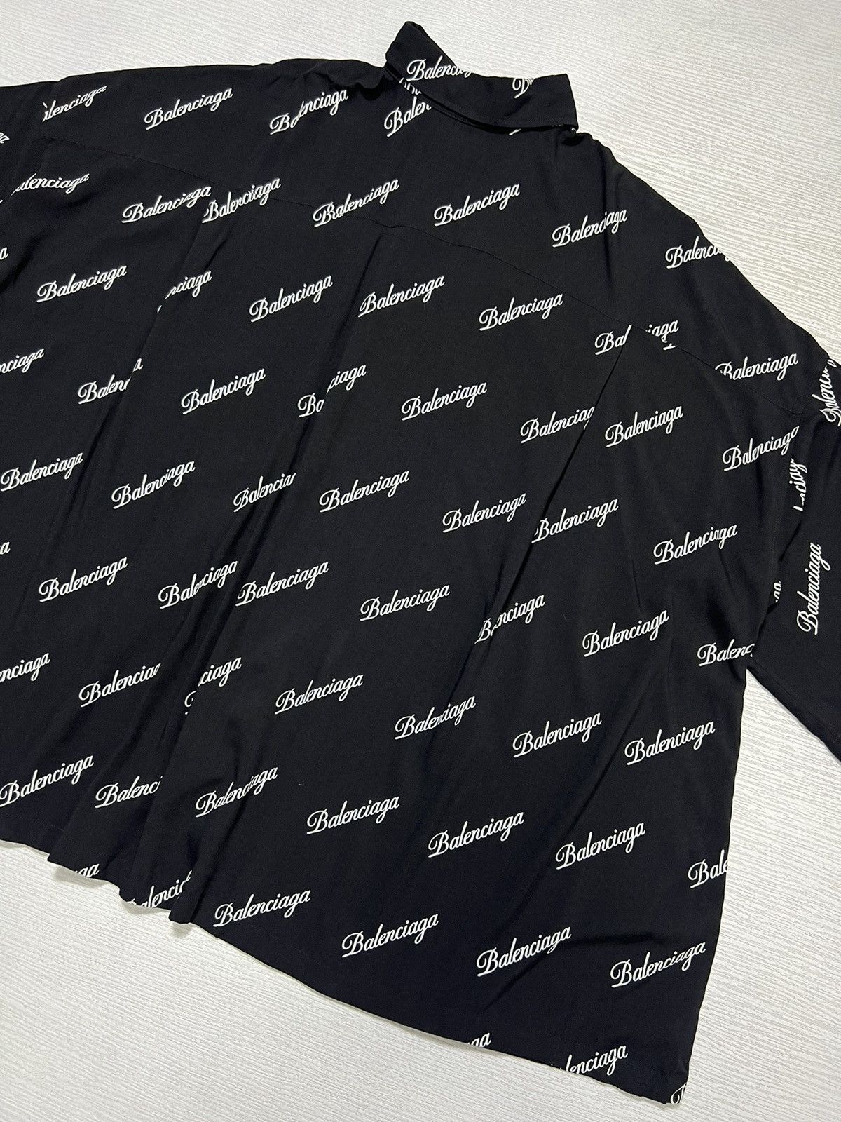 Balenciaga Balenciaga - All Over Script Logo Oversized Button Up Shirt Size XS / US 0-2 / IT 36-38 - 12 Thumbnail