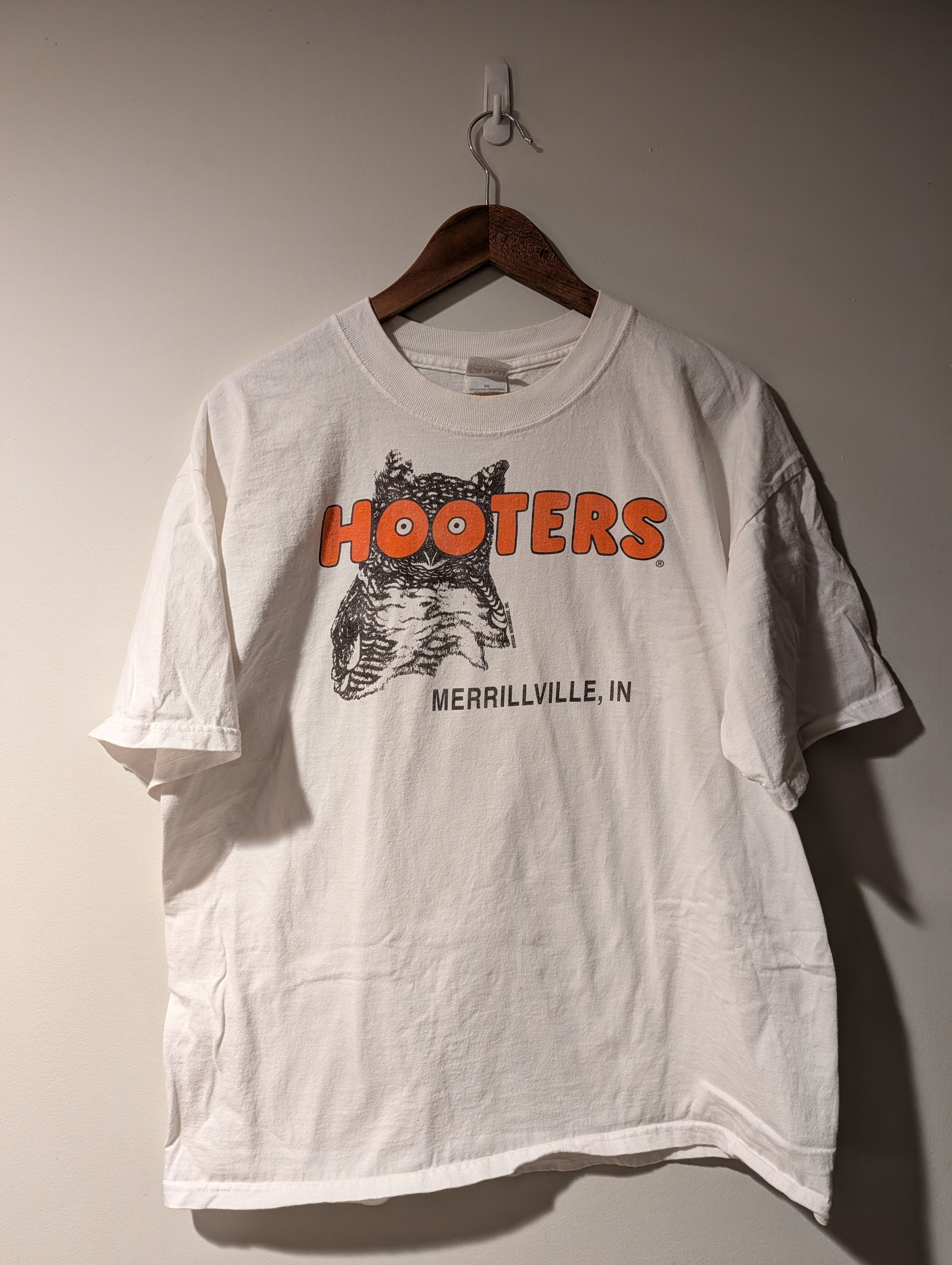 Gildan Vintage Y2K Hooters Delightfully Tacky Merrillville T-Shirt Size US XL / EU 56 / 4 - 1 Thumbnail