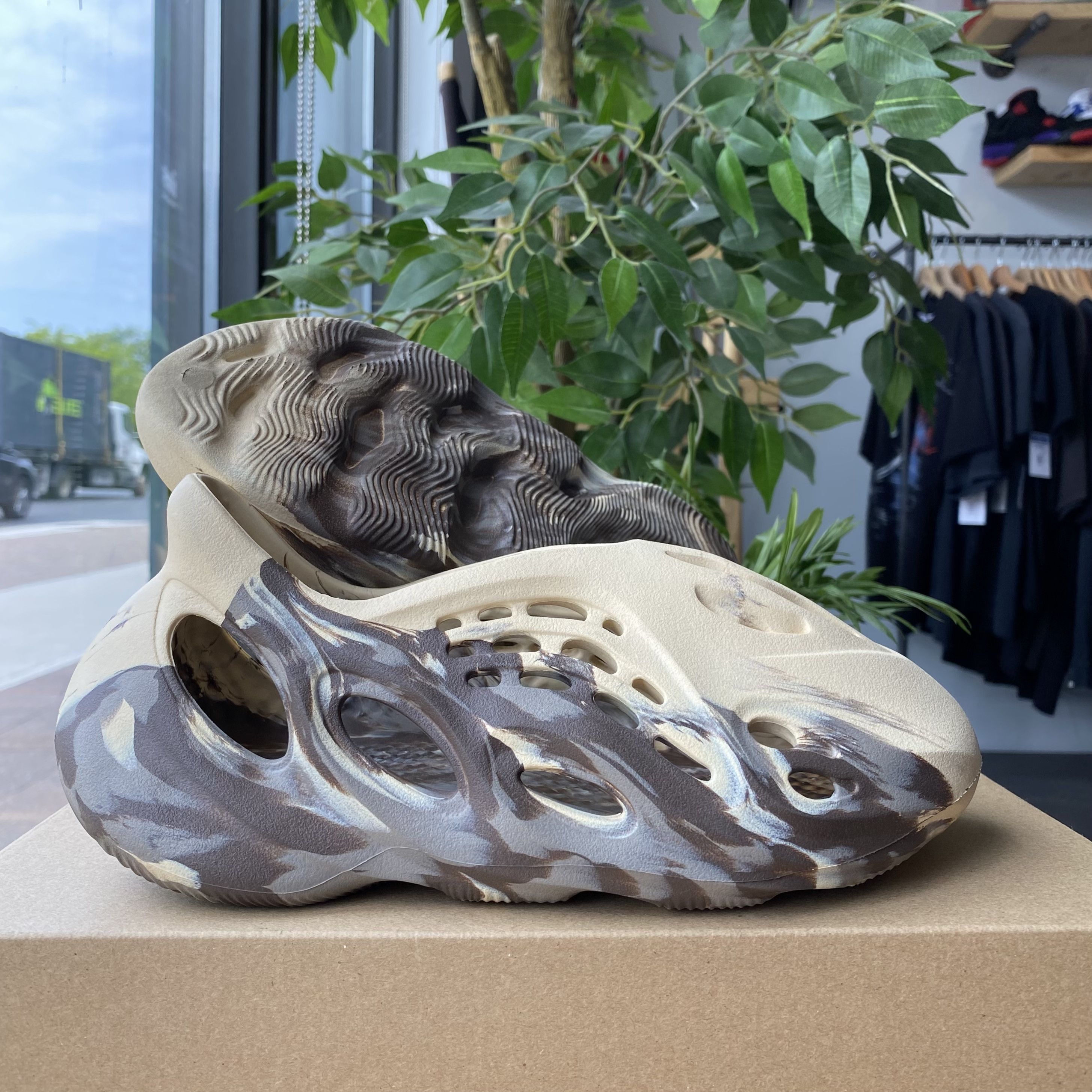 Adidas × Kanye West Yeezy Foam RNNR MX Size US 5 / EU 37 - 1 Thumbnail