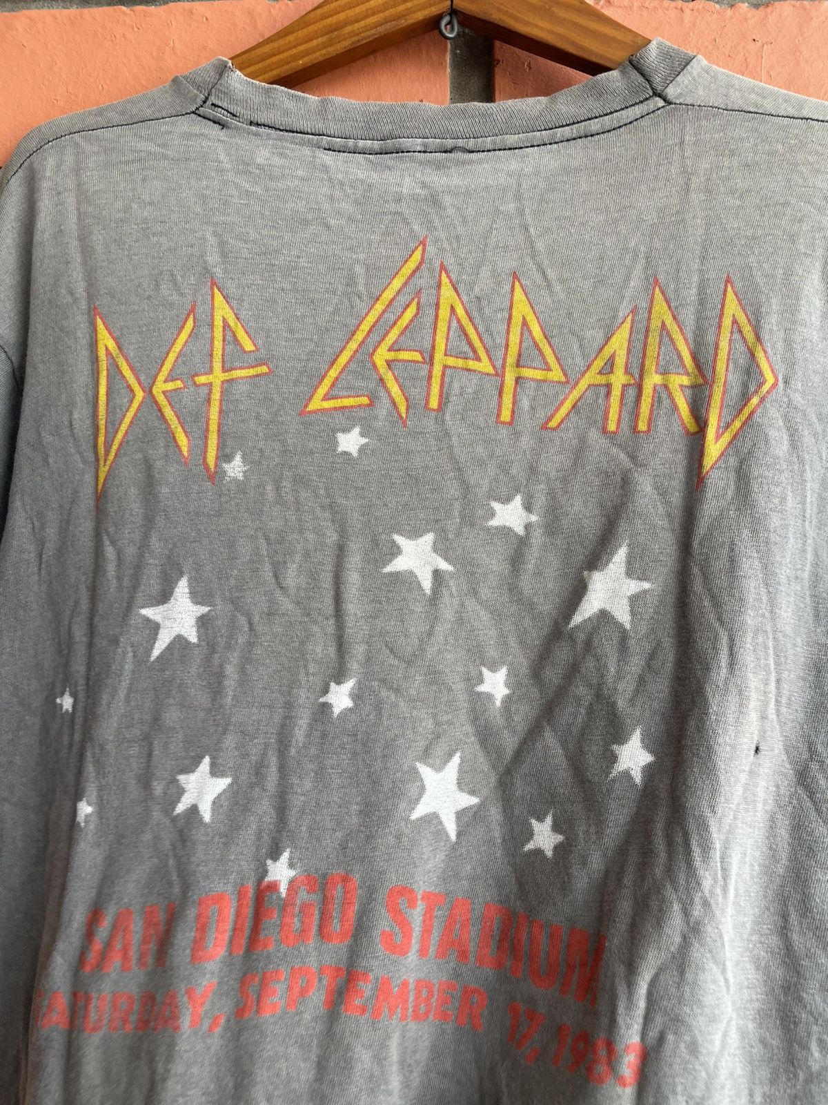 Band Tees Vintage Def Leppard KGB Sky Show VIII 1983 faded Distressed Size US L / EU 52-54 / 3 - 10 Thumbnail
