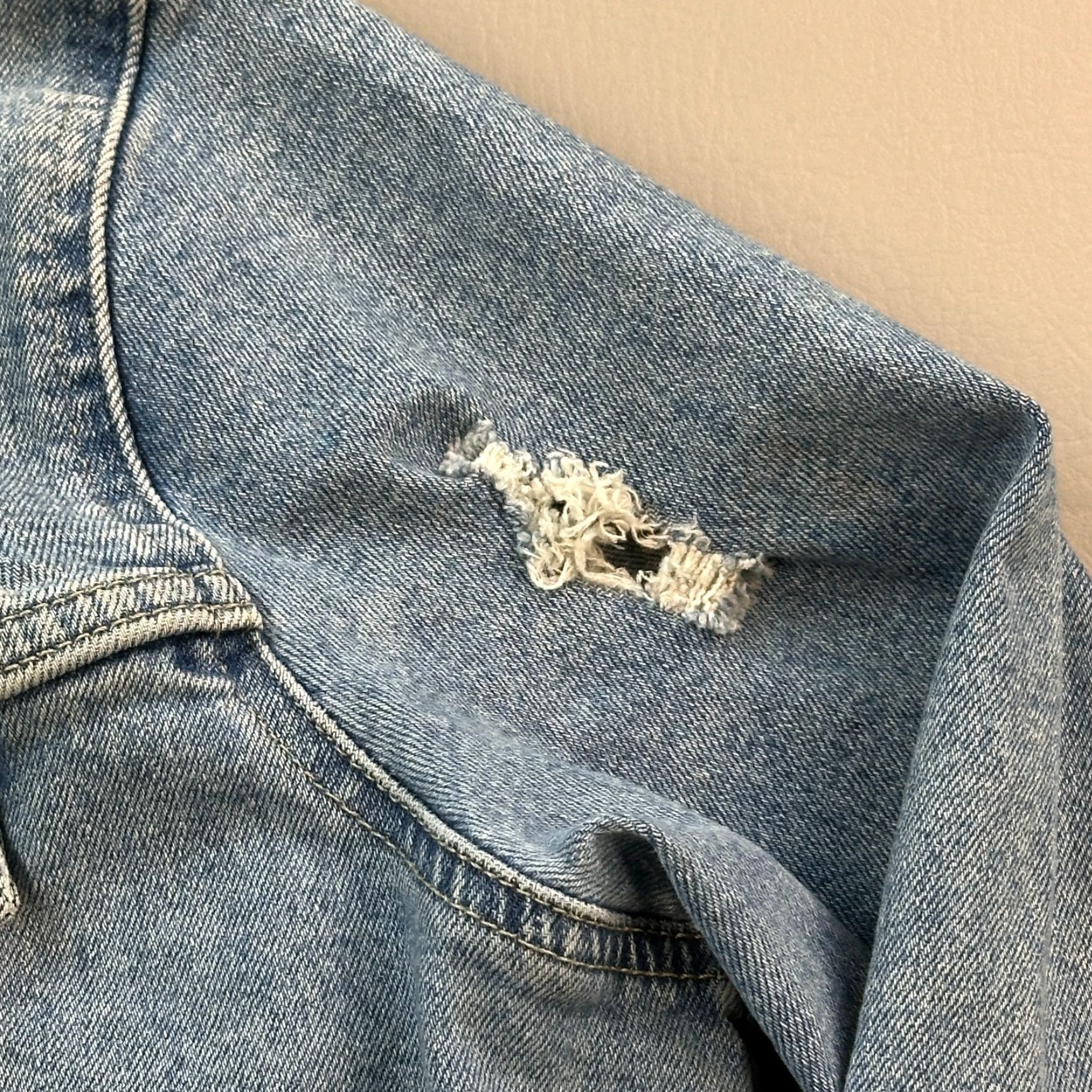 Levi's VINTAGE Levi’s Jacket Women 1X Blue Medium Wash Denim Trucker Distressed Stretch Size XL / US 12-14 / IT 48-50 - 4 Thumbnail
