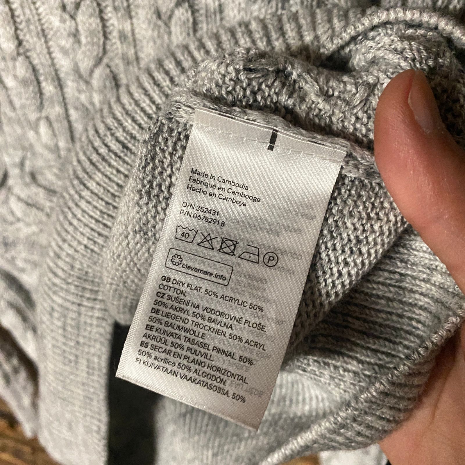 H&M H&M Gray Cable Knit V-Neck Pullover Long Sleeve Sweater XS Size XS / US 0-2 / IT 36-38 - 5 Thumbnail
