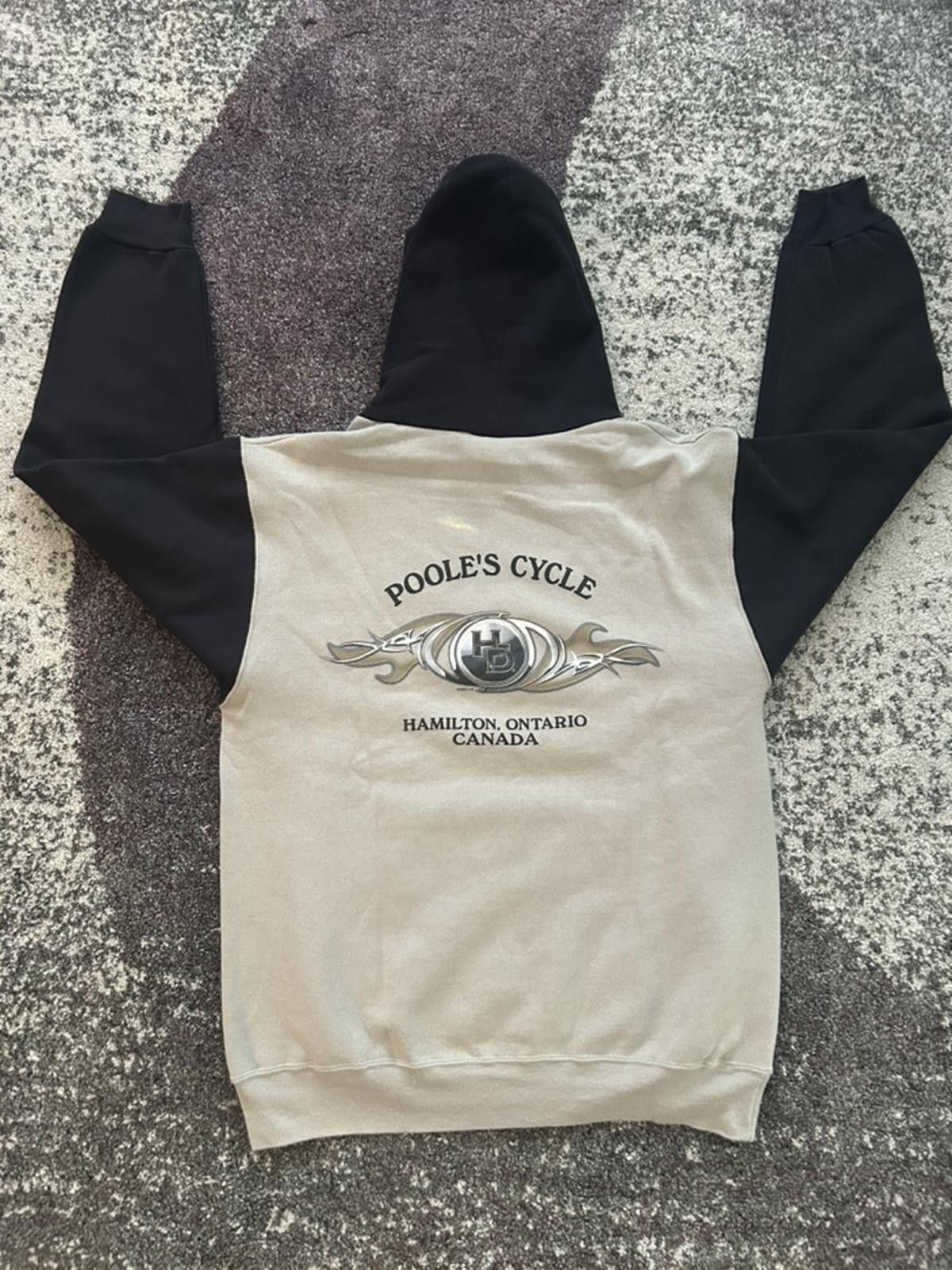 Harley Davidson Harley-Davidson Poole’s Cycle Two-Tone Hoodie – Hamilton, ON Size US L / EU 52-54 / 3 - 7 Thumbnail