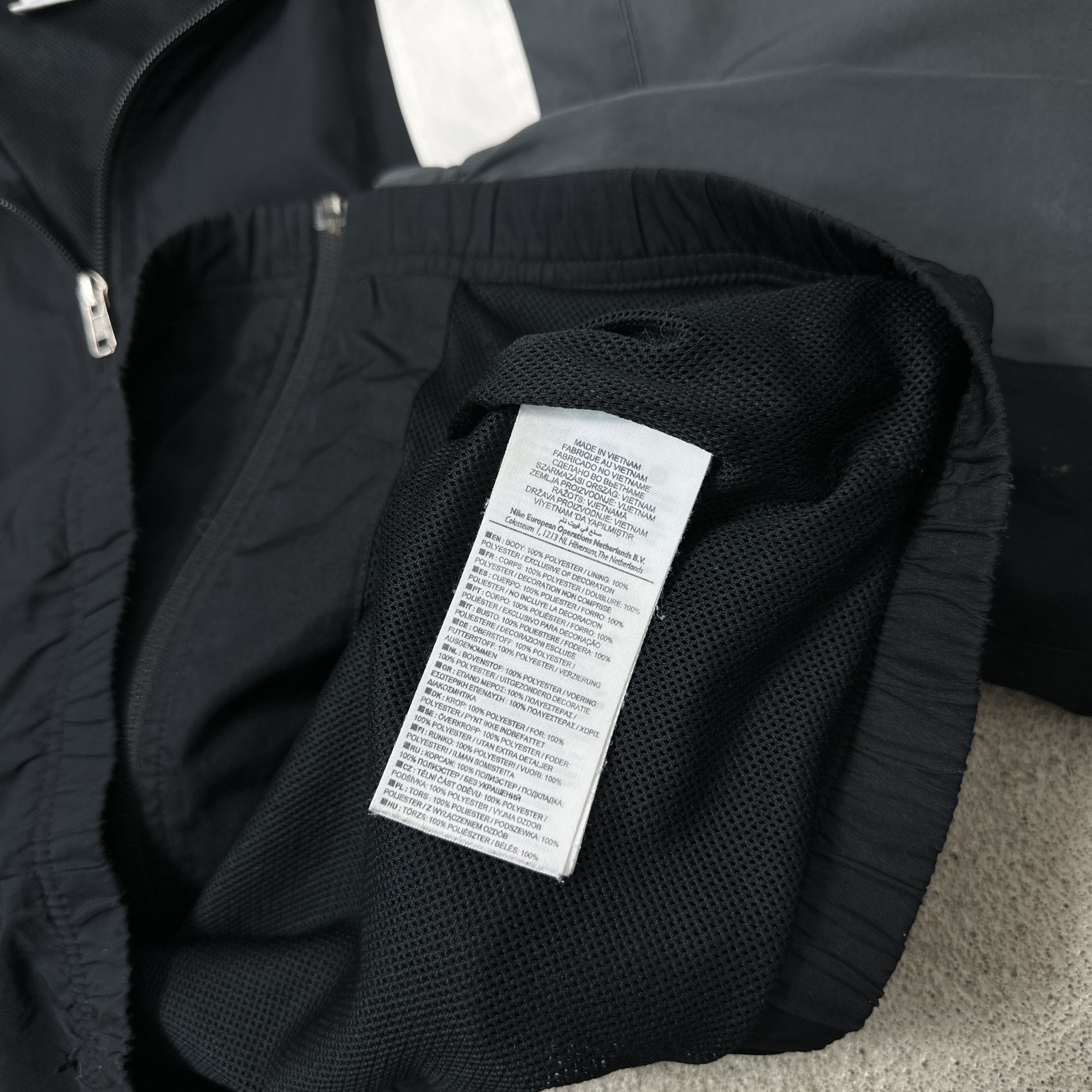 Nike Vintage Outdoor Sporty Nike Windbreaker Jacket 00s Size US M / EU 48-50 / 2 - 6 Thumbnail