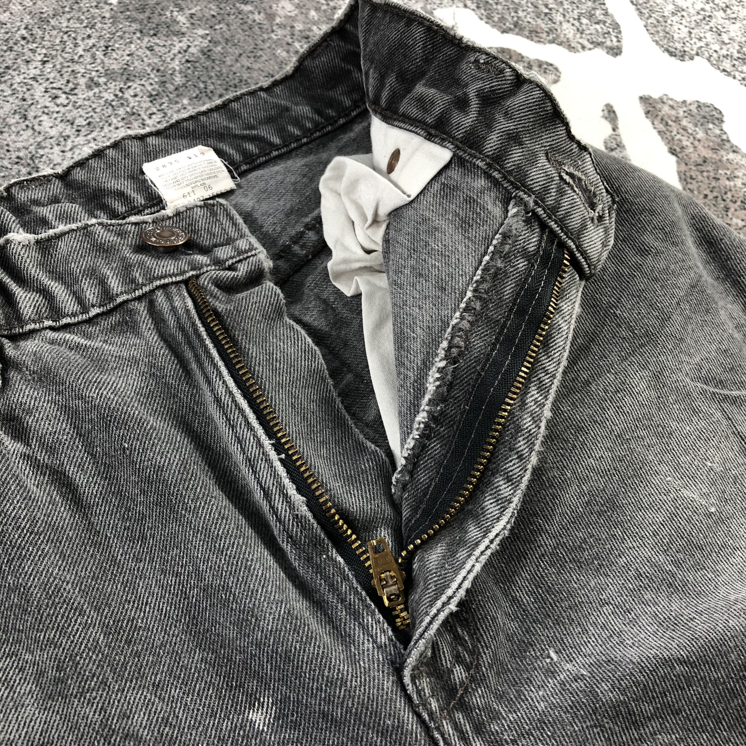 Levi's Vintage Levi's 550 Jeans Distress Faded Black Denim KJ843 Size US 27 - 11 Thumbnail