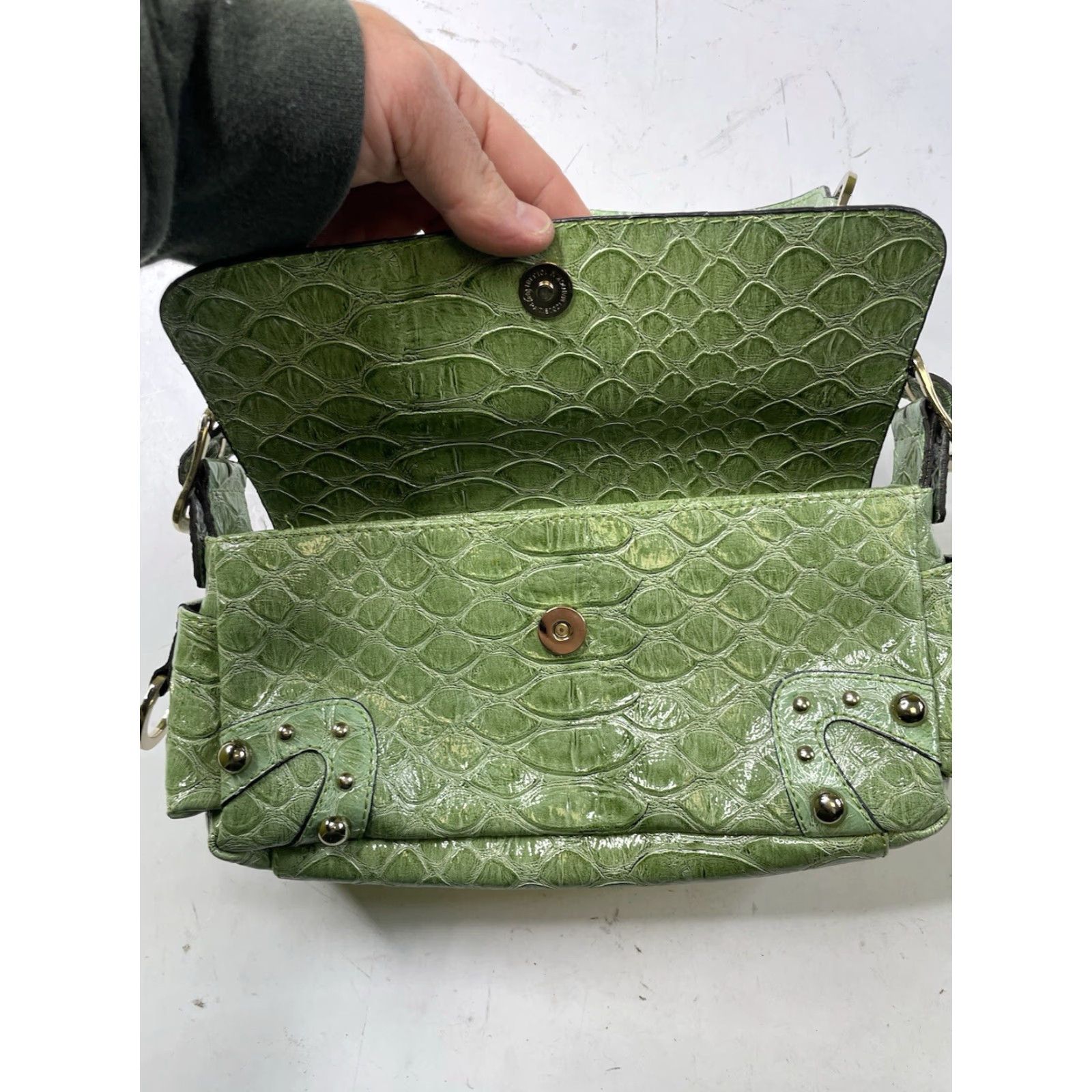 Guess VINTAGE Guess Green Faux Snake Skin Purse Crossbody Bag Shoulder, Medium, Women's, Green, Crossbody, Leather Strap, Silver Hardware Size ONE SIZE - 7 Thumbnail
